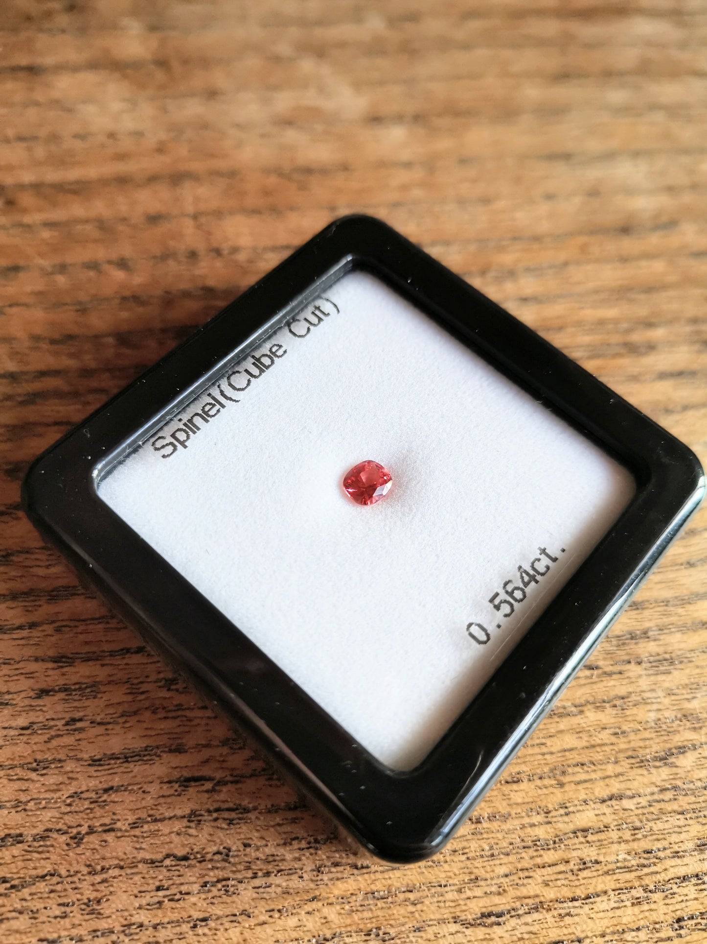 美色にマッチ、うる艶クッションカット(キューブ入り) / スピネル 0.56ct