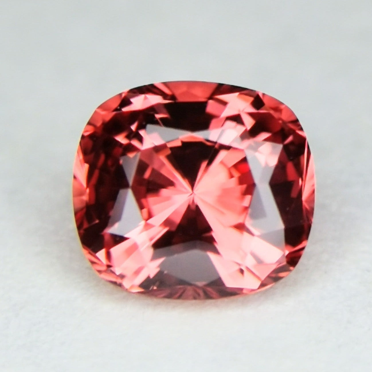 美色にマッチ、うる艶クッションカット(キューブ入り) / スピネル 0.56ct