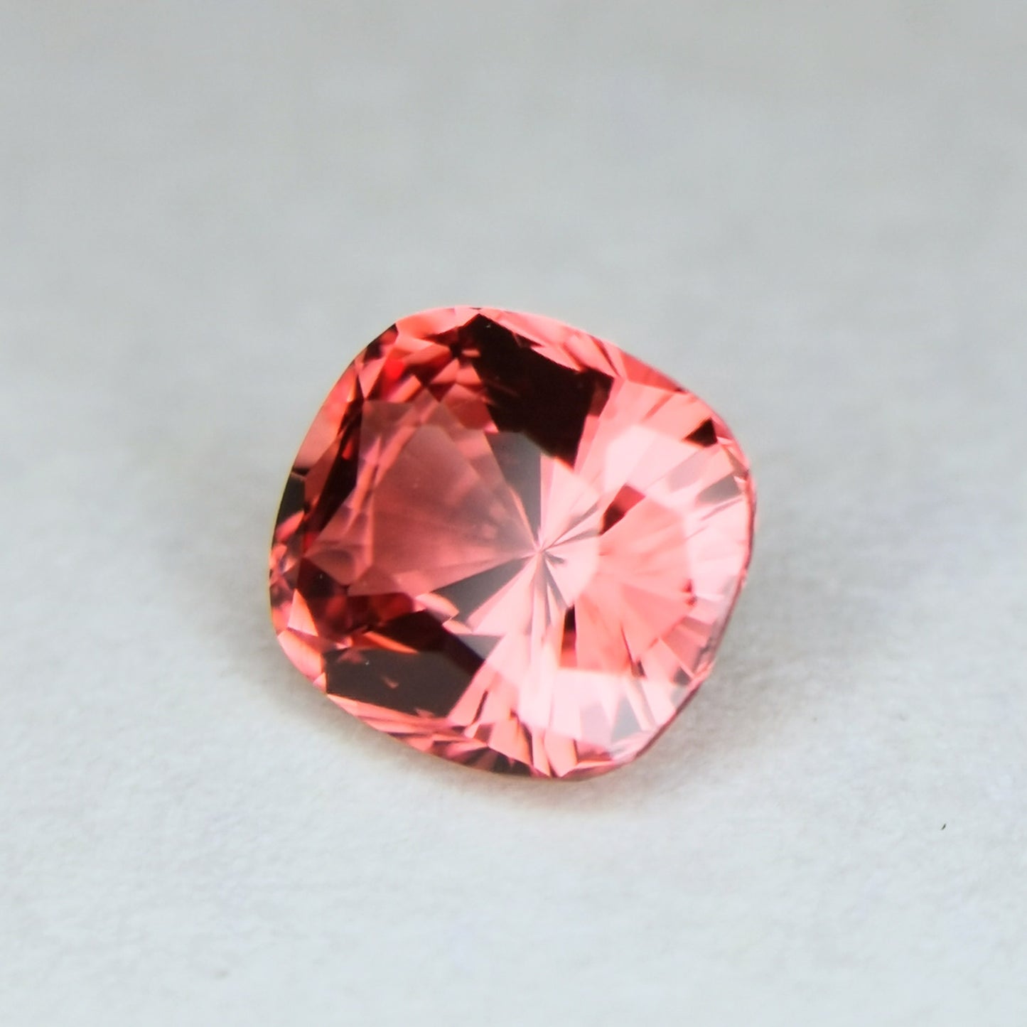 美色にマッチ、うる艶クッションカット(キューブ入り) / スピネル 0.56ct