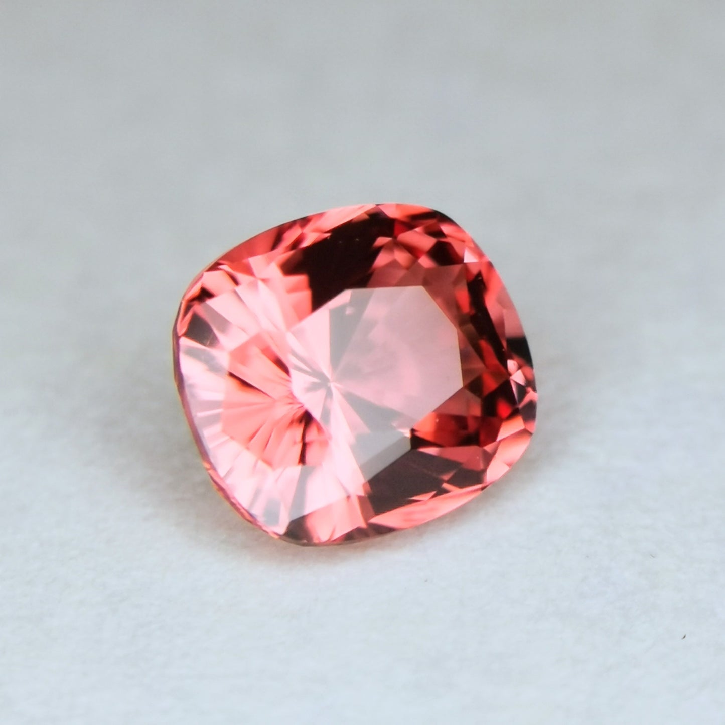 美色にマッチ、うる艶クッションカット(キューブ入り) / スピネル 0.56ct