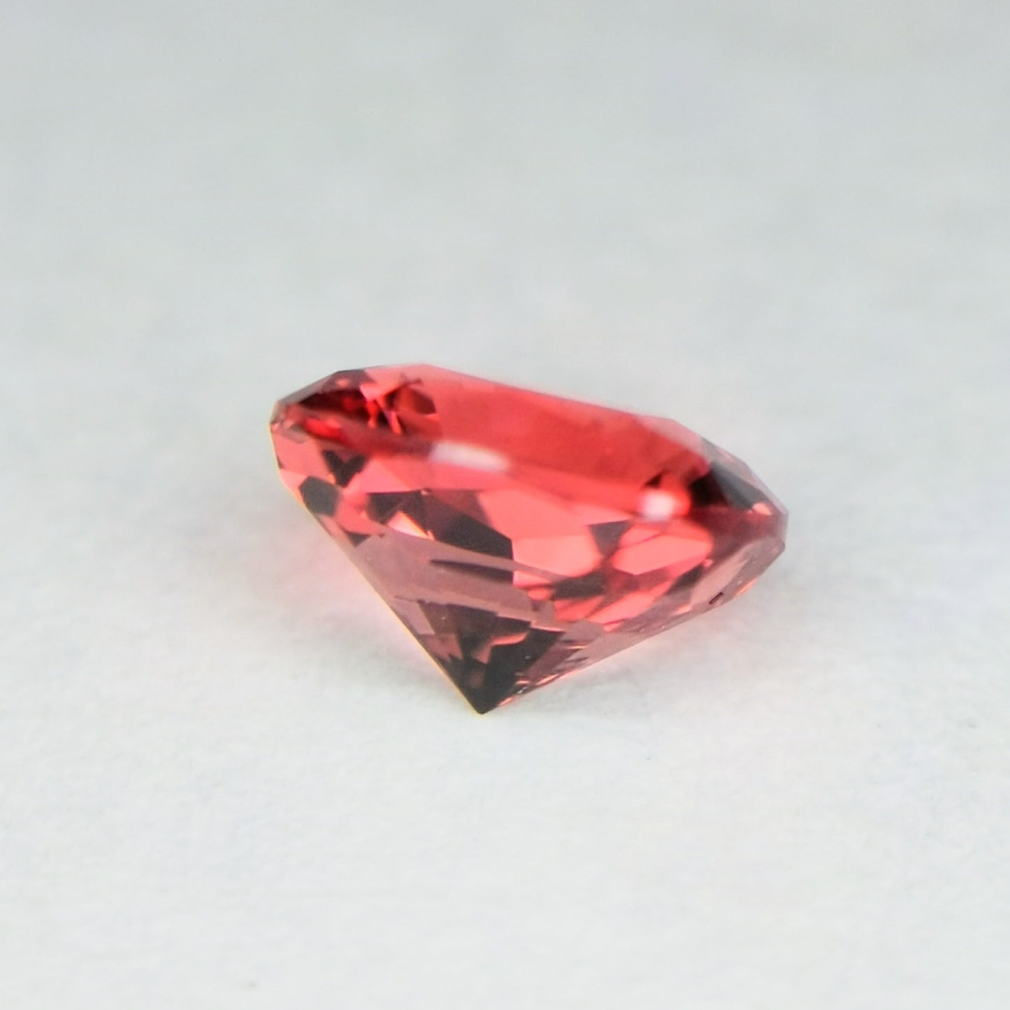 美色にマッチ、うる艶クッションカット(キューブ入り) / スピネル 0.56ct