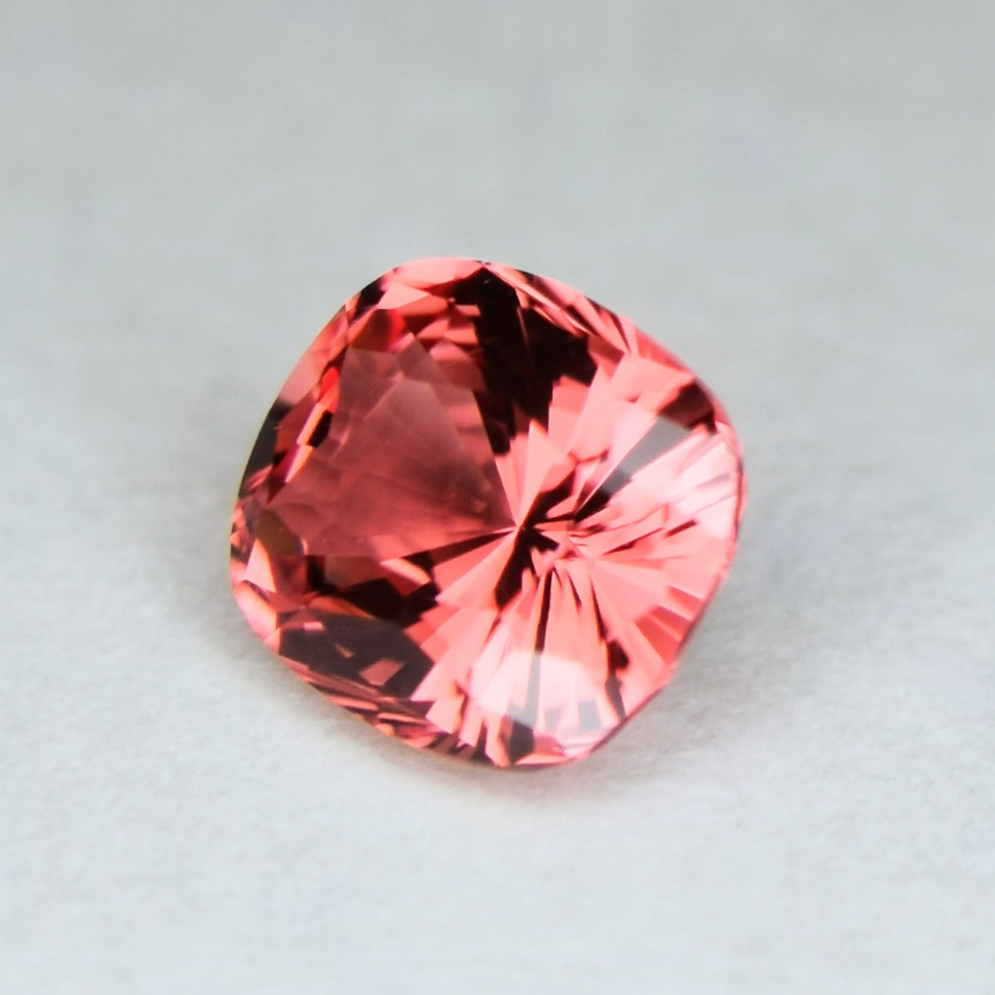 美色にマッチ、うる艶クッションカット(キューブ入り) / スピネル 0.56ct
