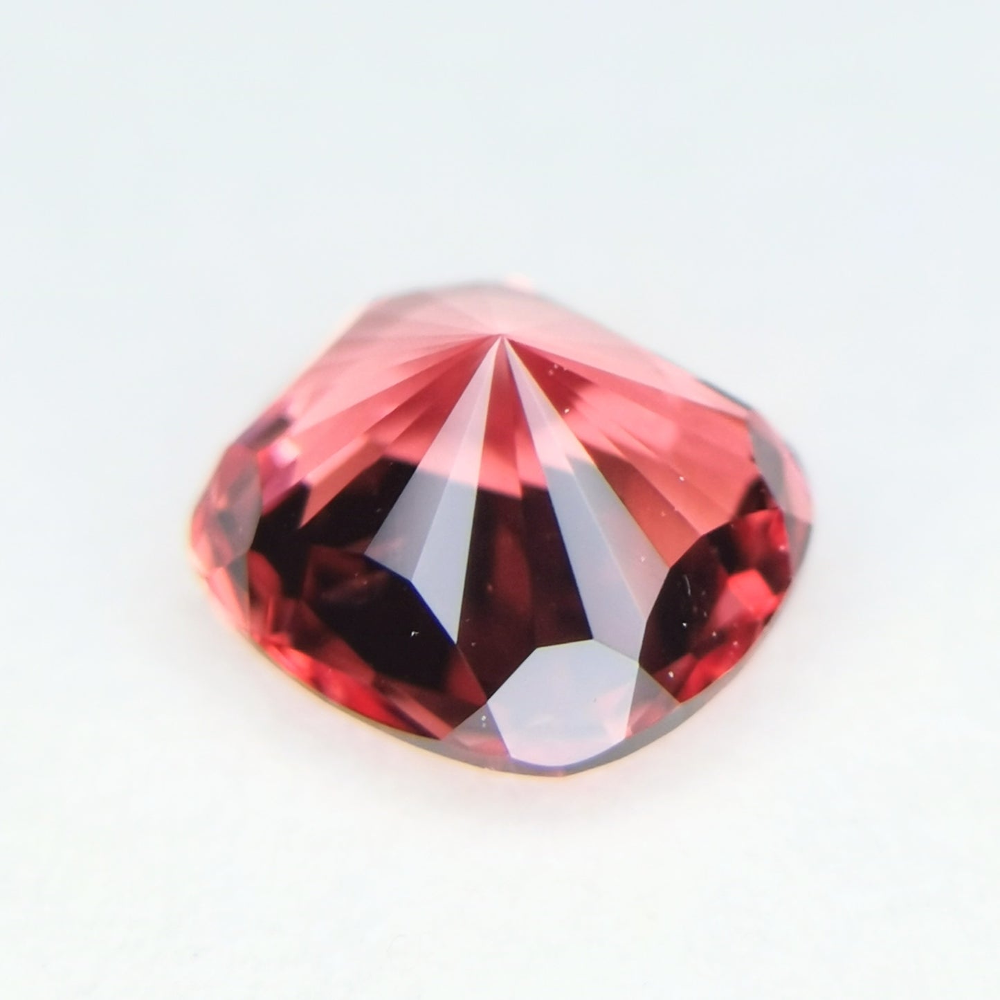 美色にマッチ、うる艶クッションカット(キューブ入り) / スピネル 0.56ct