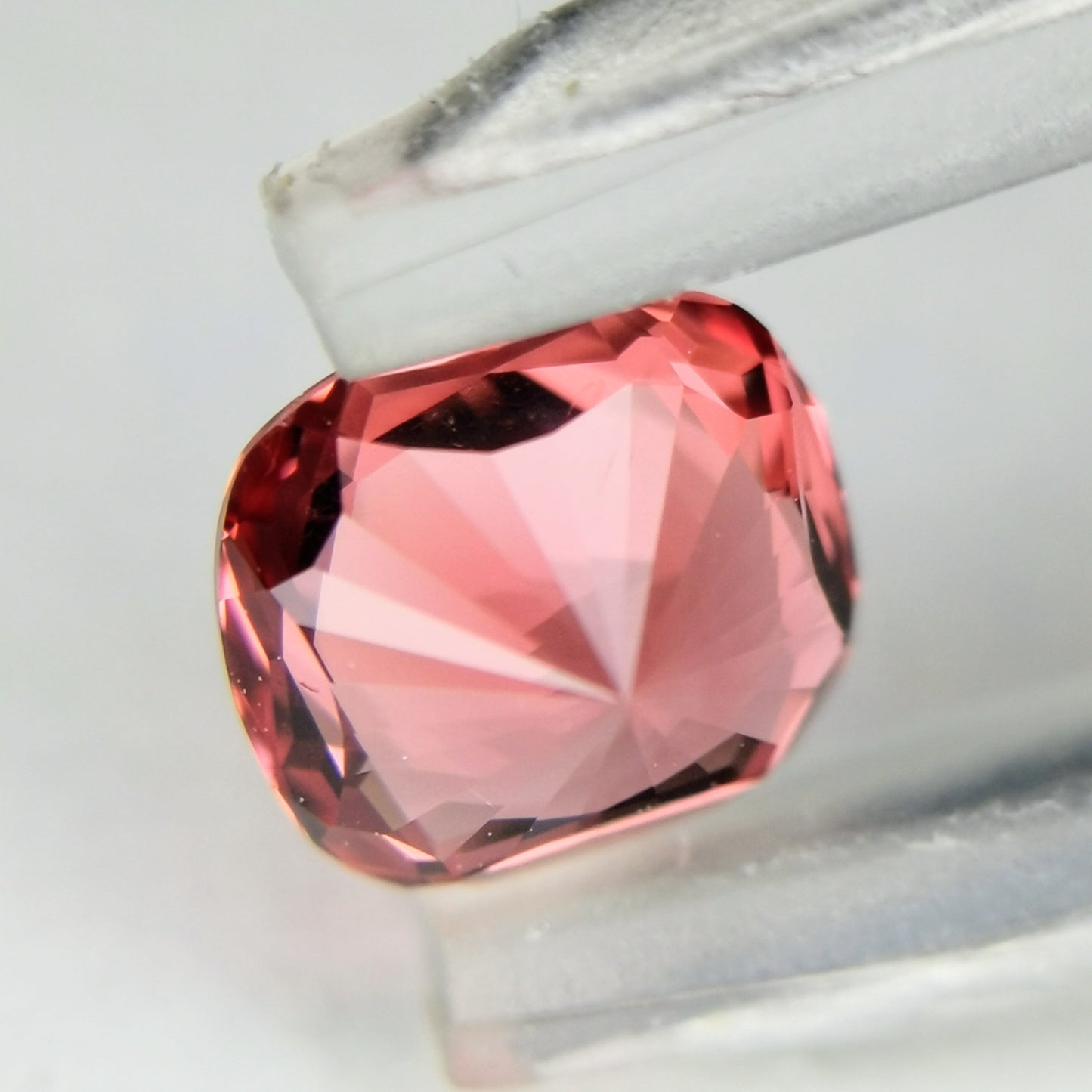 美色にマッチ、うる艶クッションカット(キューブ入り) / スピネル 0.56ct