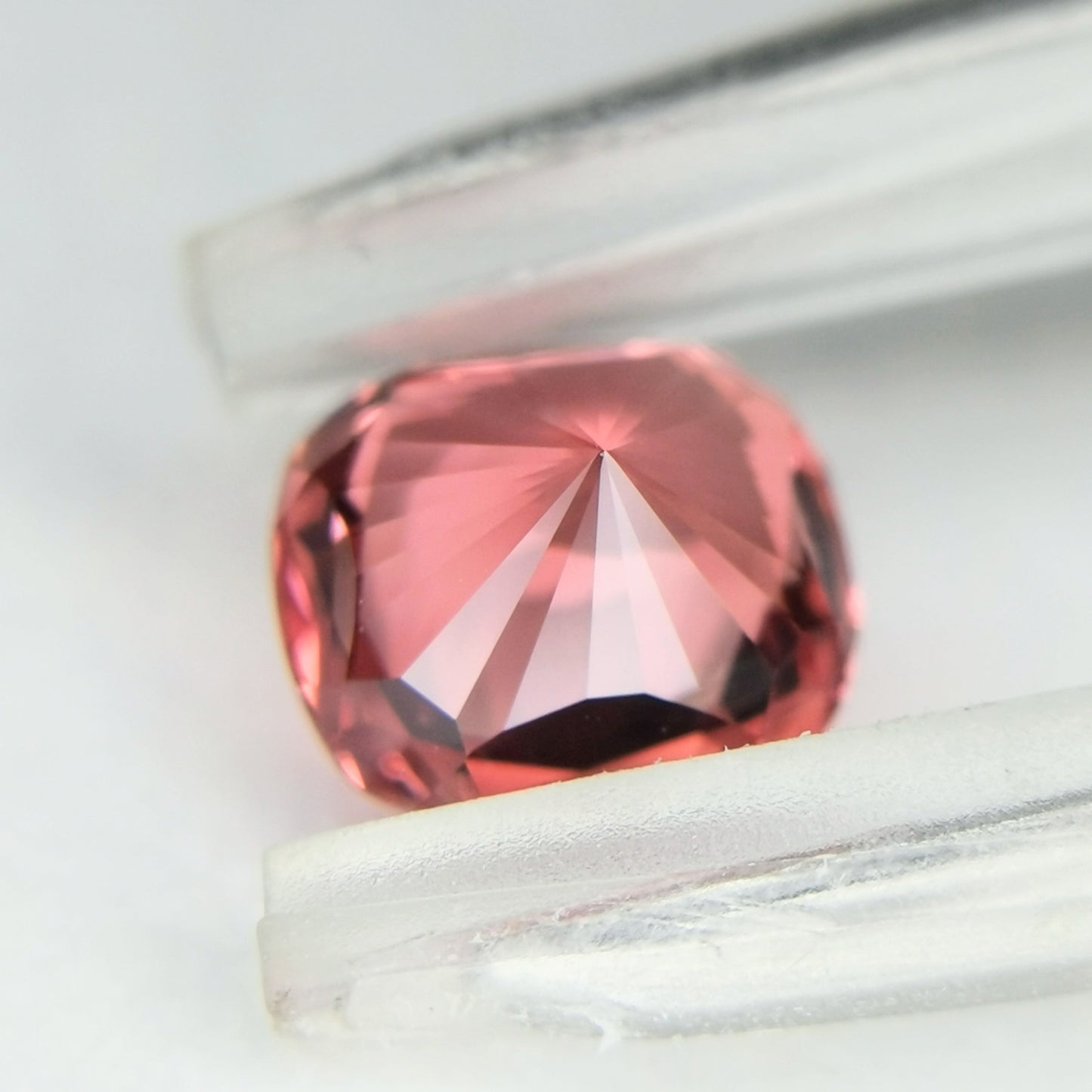 美色にマッチ、うる艶クッションカット(キューブ入り) / スピネル 0.56ct