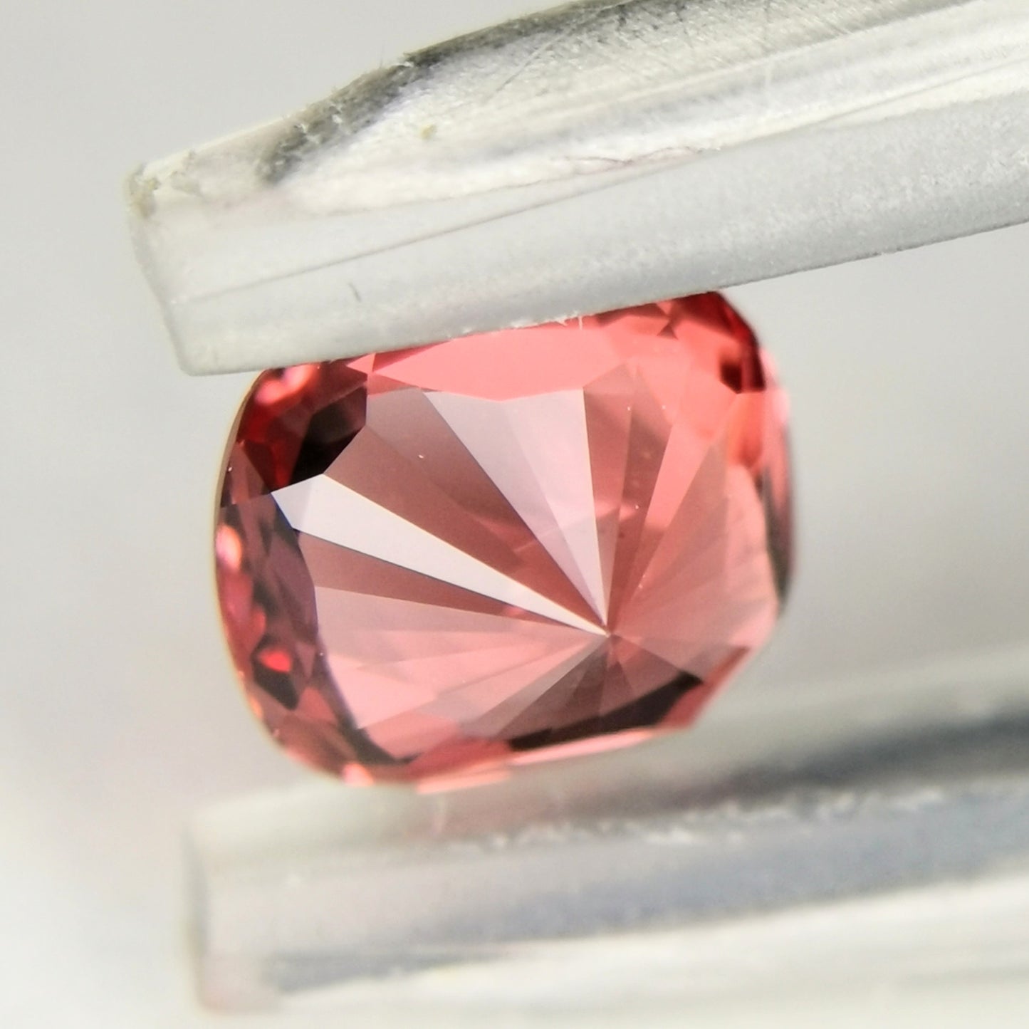 美色にマッチ、うる艶クッションカット(キューブ入り) / スピネル 0.56ct