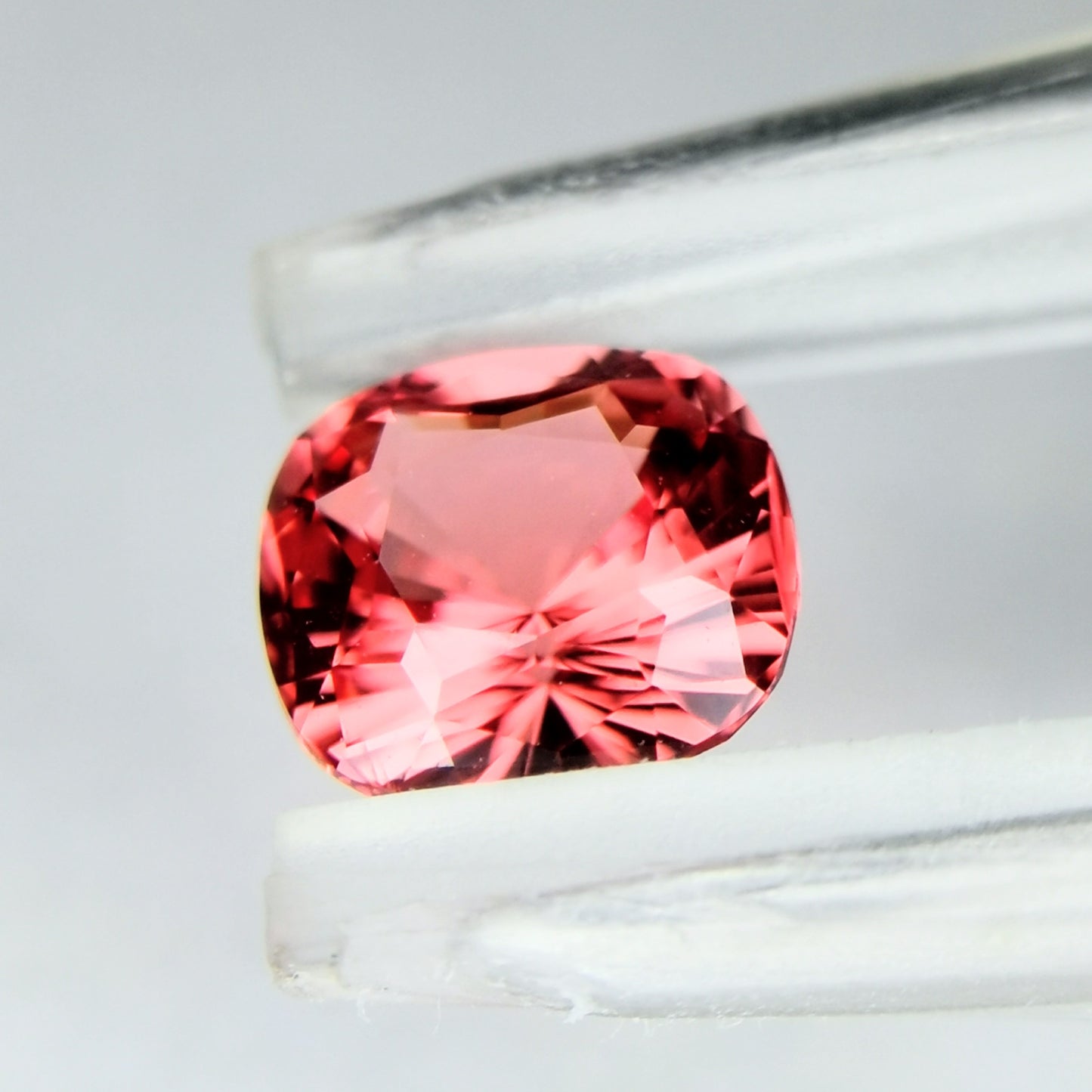 美色にマッチ、うる艶クッションカット(キューブ入り) / スピネル 0.56ct