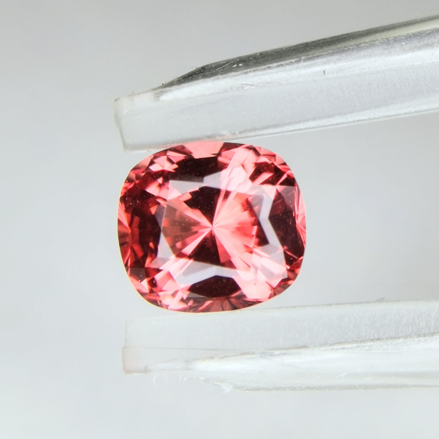 美色にマッチ、うる艶クッションカット(キューブ入り) / スピネル 0.56ct