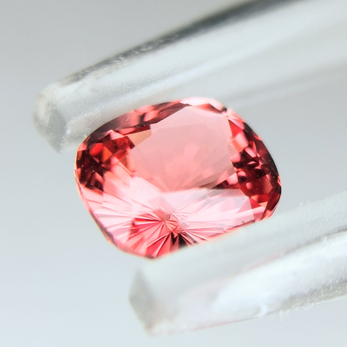 美色にマッチ、うる艶クッションカット(キューブ入り) / スピネル 0.56ct