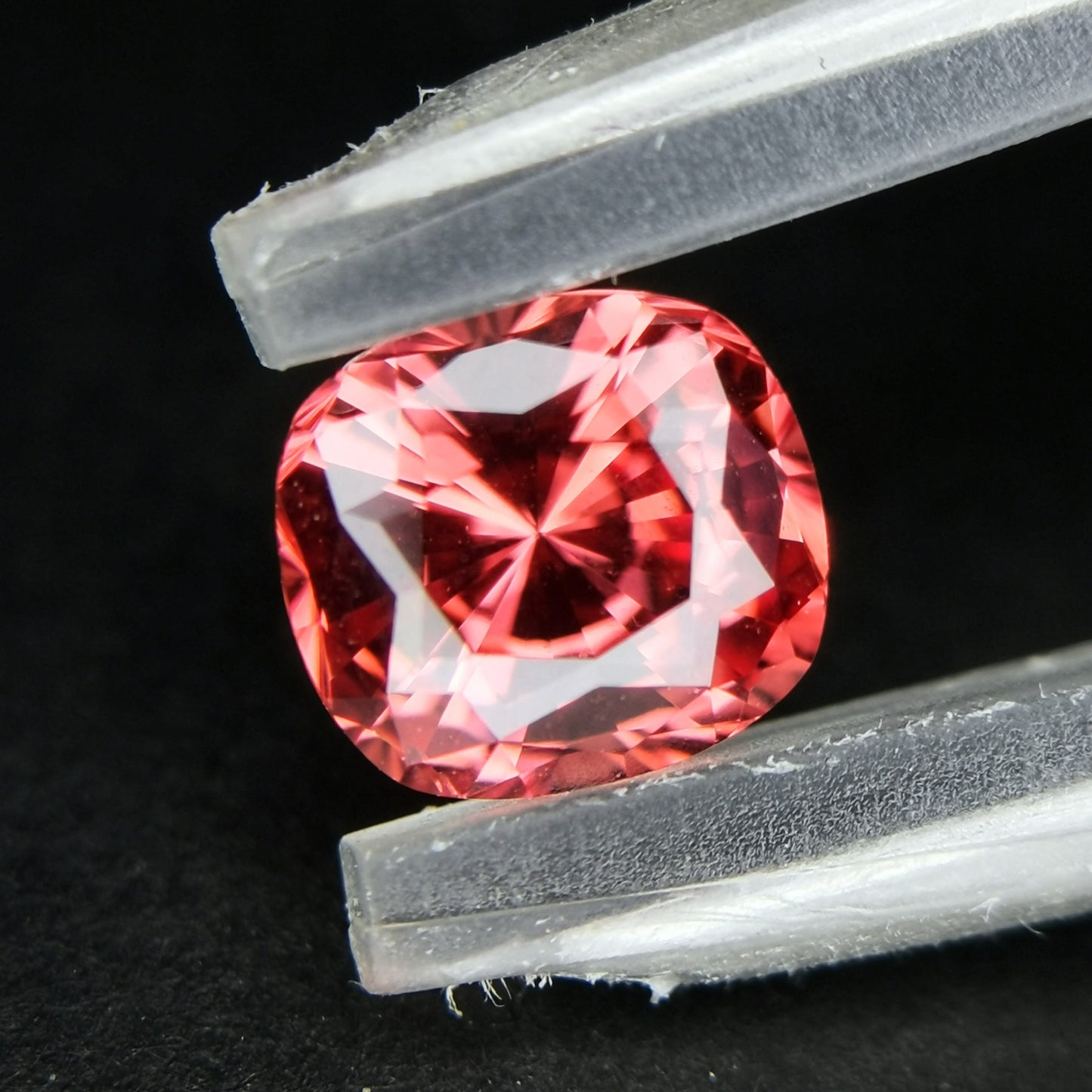 美色にマッチ、うる艶クッションカット(キューブ入り) / スピネル 0.56ct