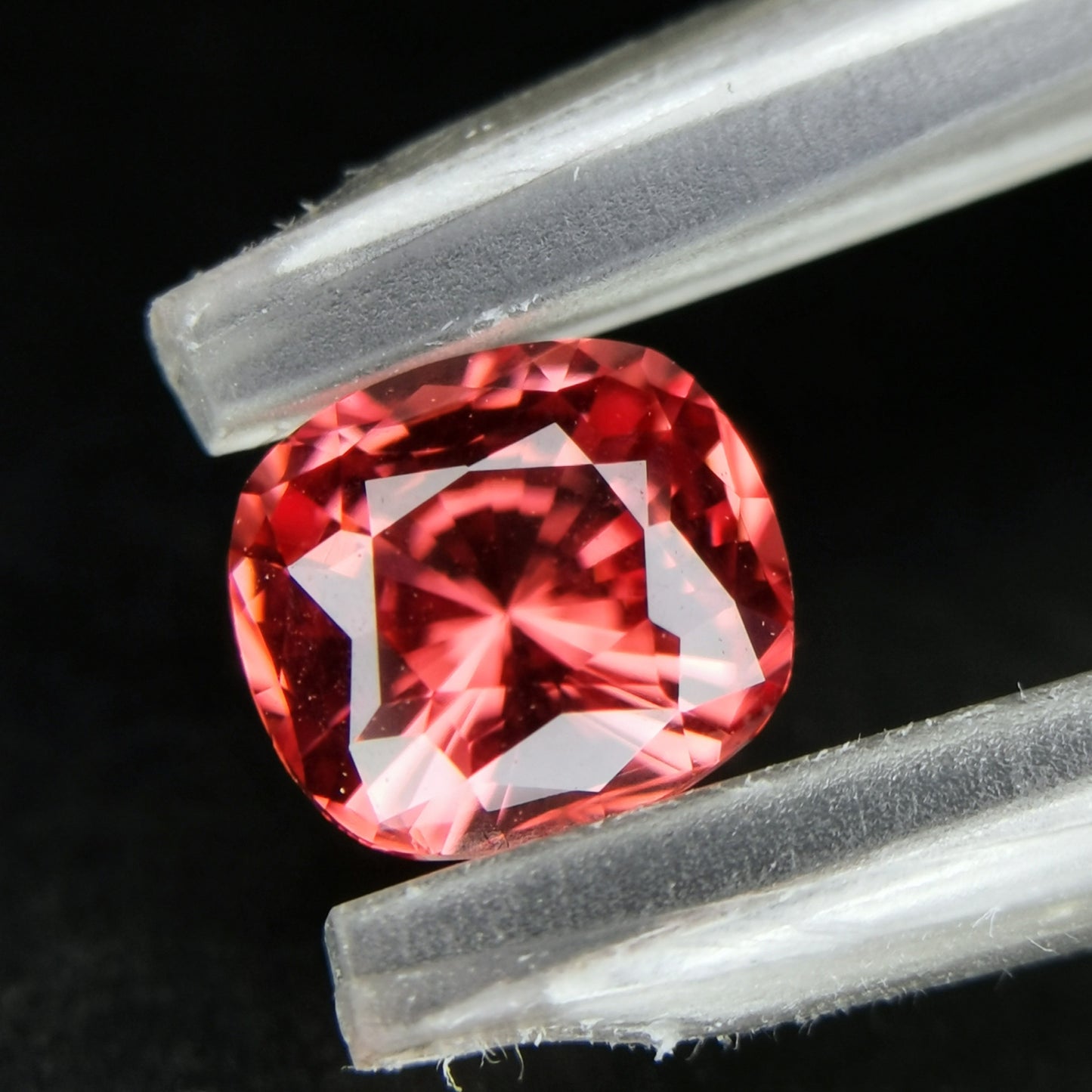美色にマッチ、うる艶クッションカット(キューブ入り) / スピネル 0.56ct