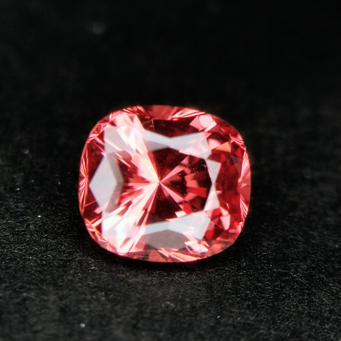 美色にマッチ、うる艶クッションカット(キューブ入り) / スピネル 0.56ct
