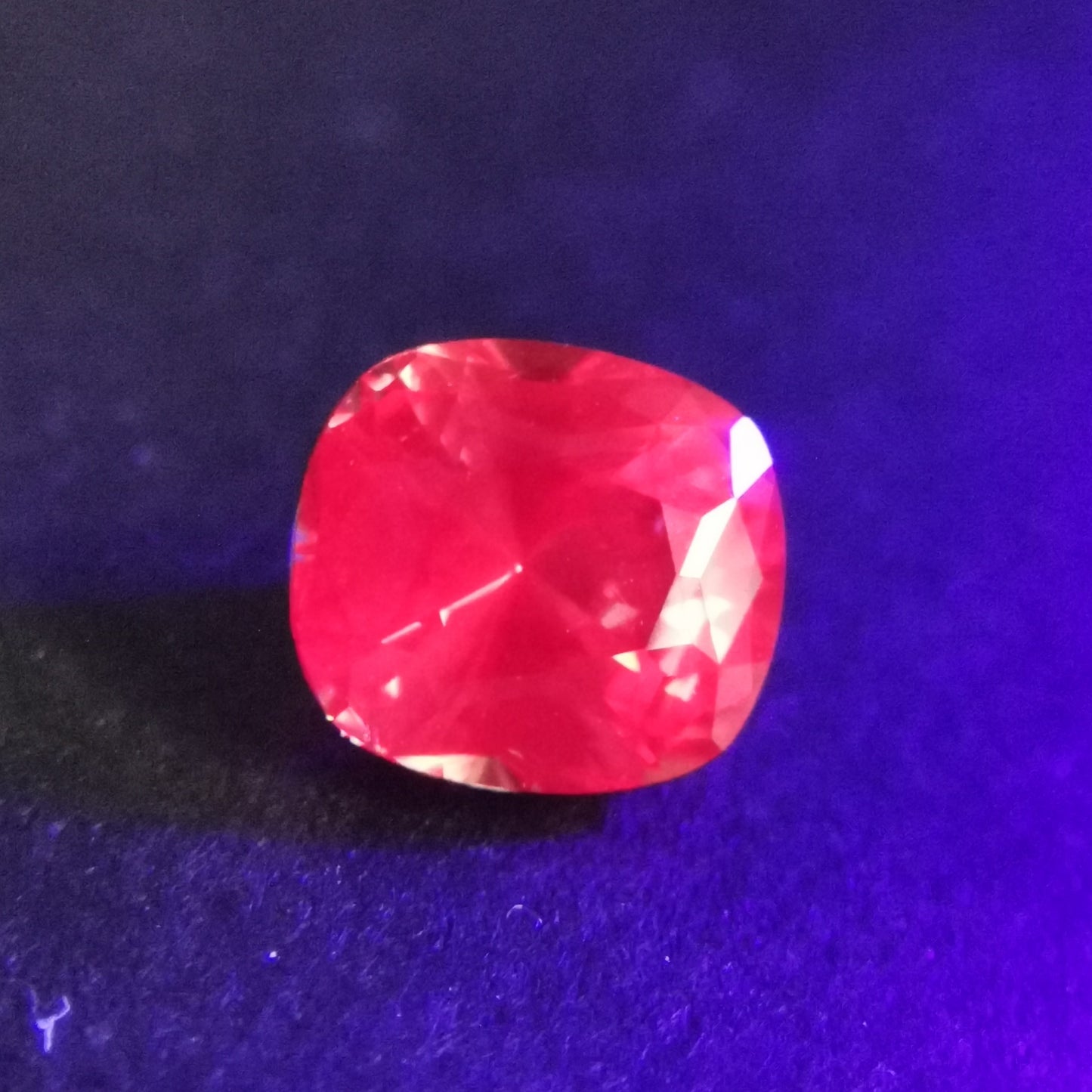 美色にマッチ、うる艶クッションカット(キューブ入り) / スピネル 0.56ct