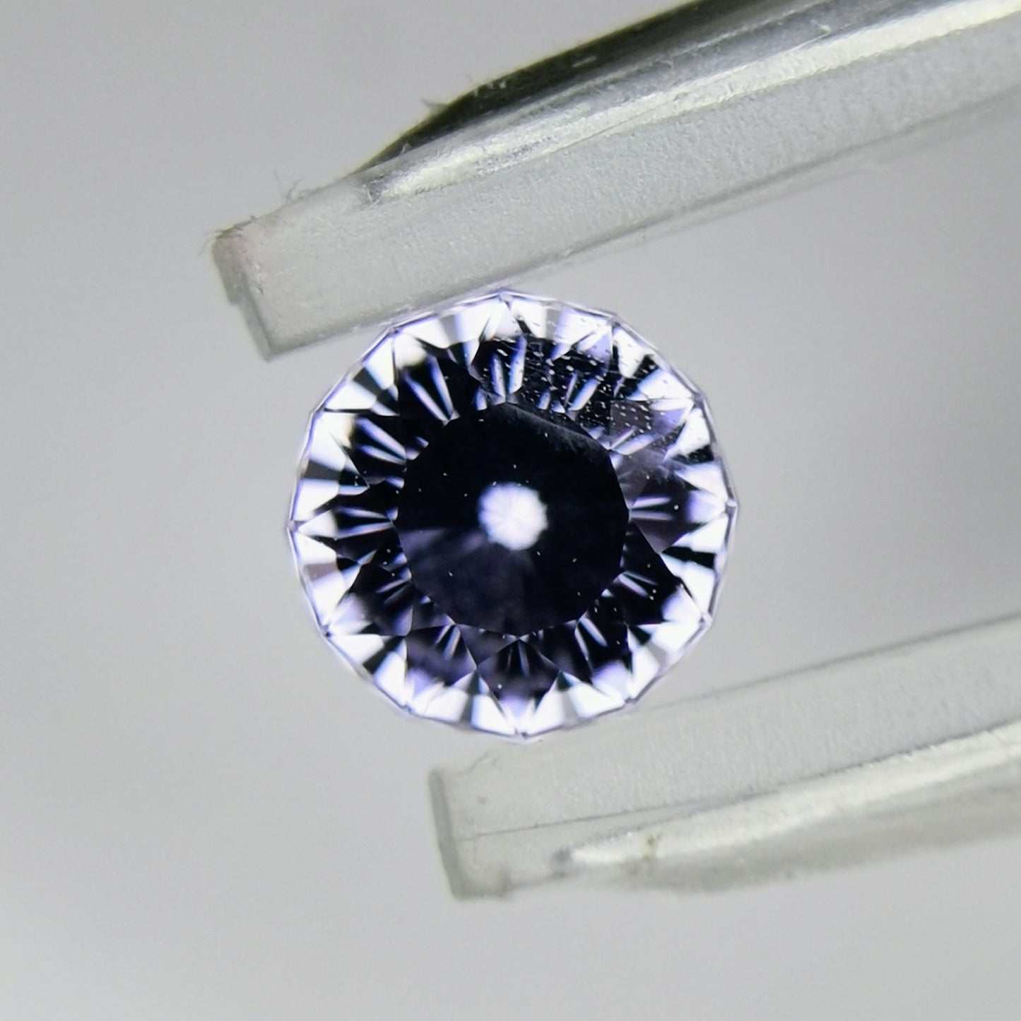 ナリカーカットの横顔も美しい、雰囲気のライトバイオレット / ビルマ産スピネル 0.579ct