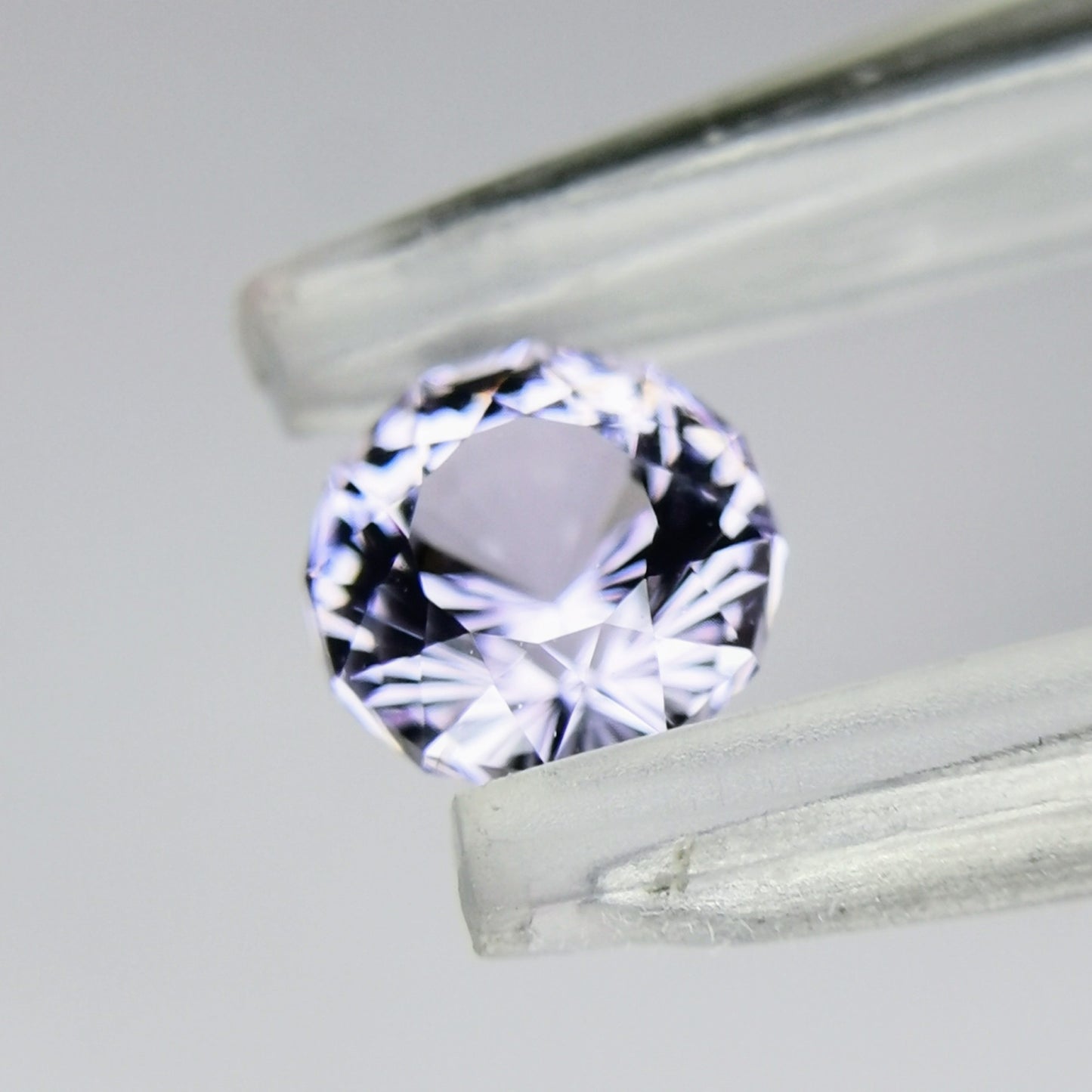 ナリカーカットの横顔も美しい、雰囲気のライトバイオレット / ビルマ産スピネル 0.579ct