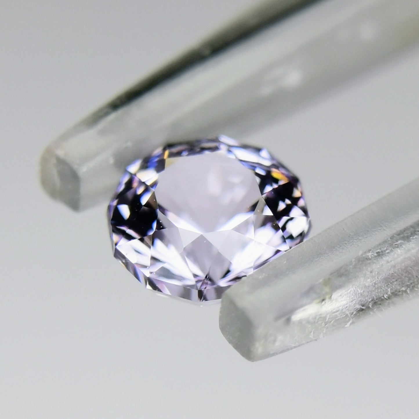 ナリカーカットの横顔も美しい、雰囲気のライトバイオレット / ビルマ産スピネル 0.579ct
