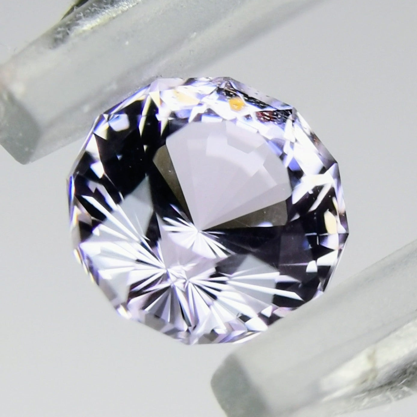 ナリカーカットの横顔も美しい、雰囲気のライトバイオレット / ビルマ産スピネル 0.579ct