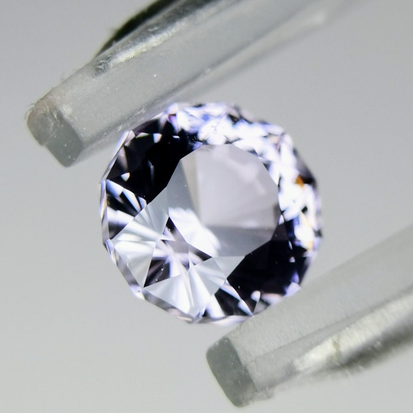 ナリカーカットの横顔も美しい、雰囲気のライトバイオレット / ビルマ産スピネル 0.579ct