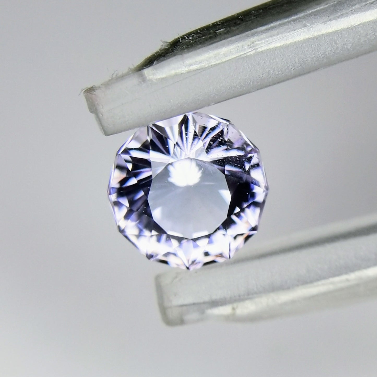 ナリカーカットの横顔も美しい、雰囲気のライトバイオレット / ビルマ産スピネル 0.579ct