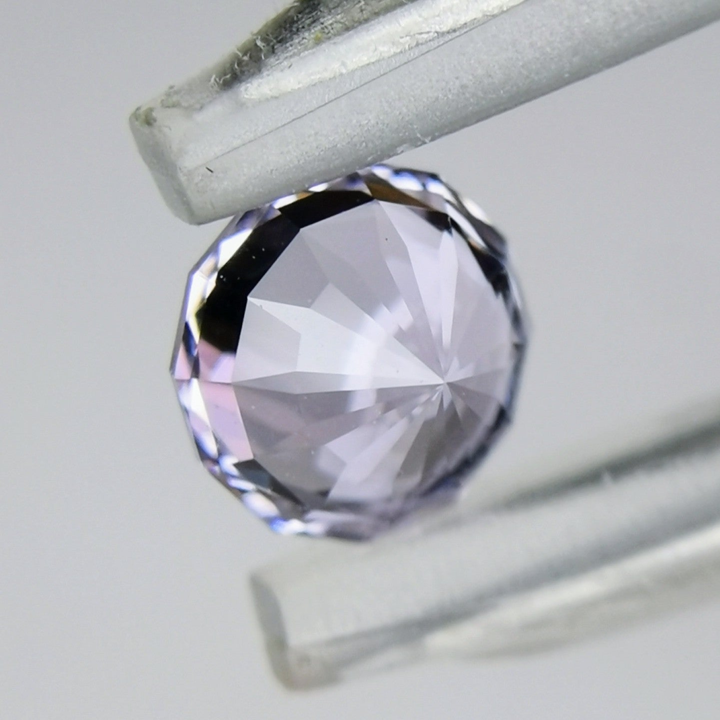ナリカーカットの横顔も美しい、雰囲気のライトバイオレット / ビルマ産スピネル 0.579ct