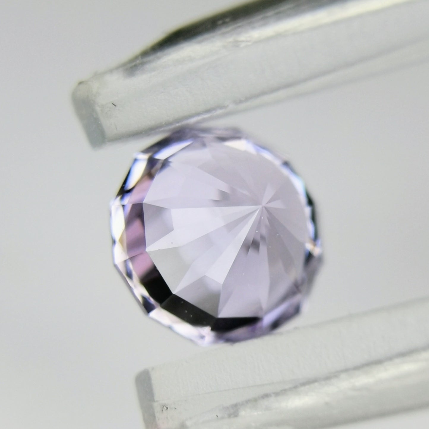 ナリカーカットの横顔も美しい、雰囲気のライトバイオレット / ビルマ産スピネル 0.579ct