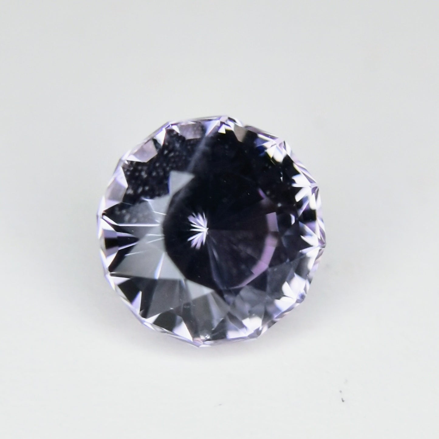 ナリカーカットの横顔も美しい、雰囲気のライトバイオレット / ビルマ産スピネル 0.579ct
