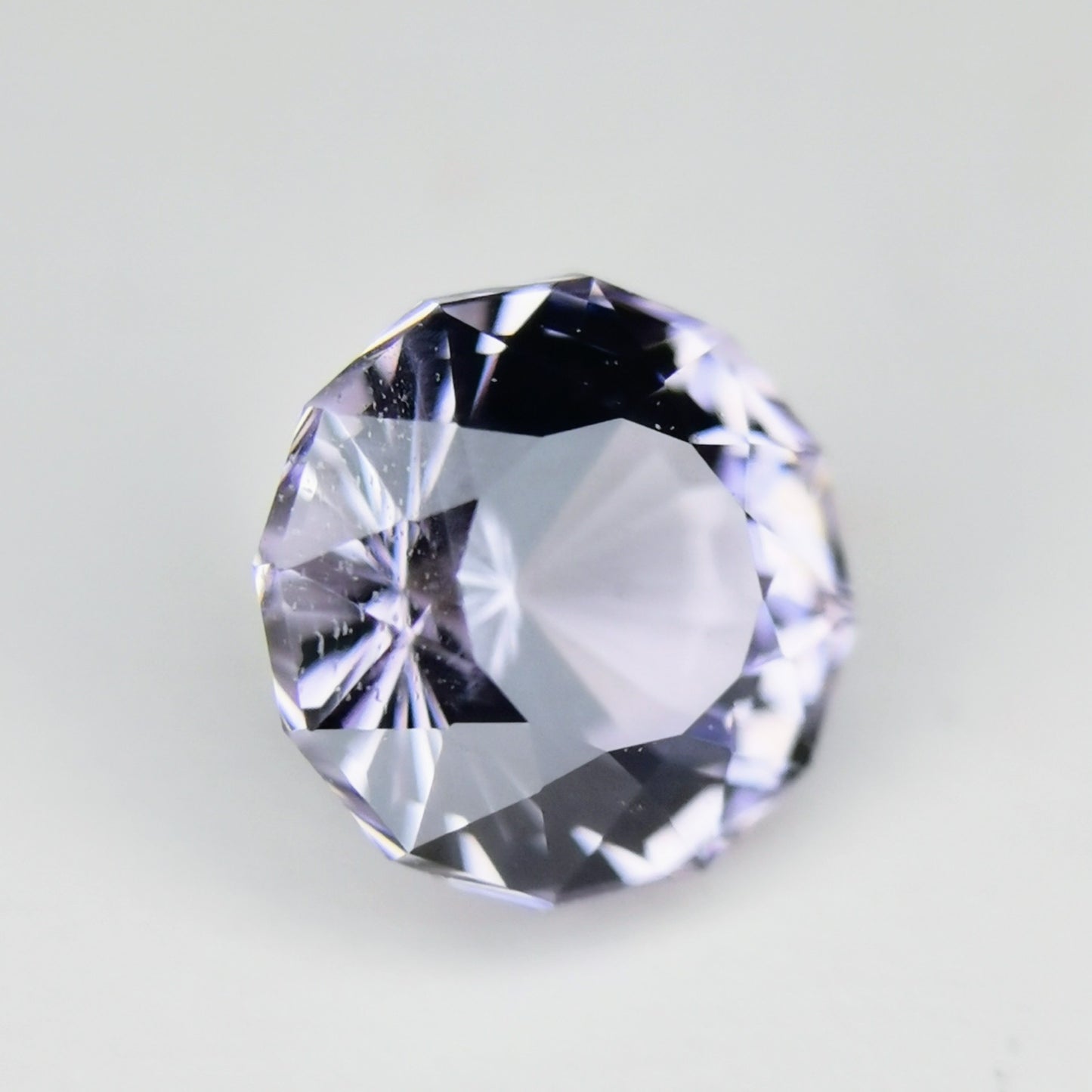 ナリカーカットの横顔も美しい、雰囲気のライトバイオレット / ビルマ産スピネル 0.579ct