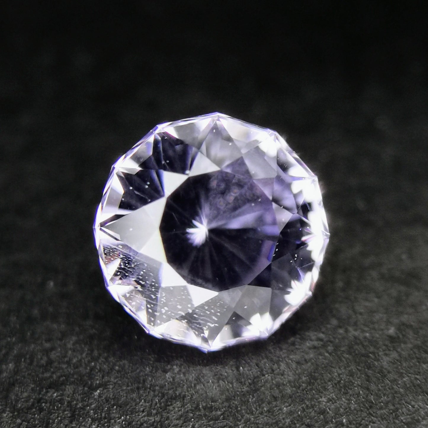 ナリカーカットの横顔も美しい、雰囲気のライトバイオレット / ビルマ産スピネル 0.579ct