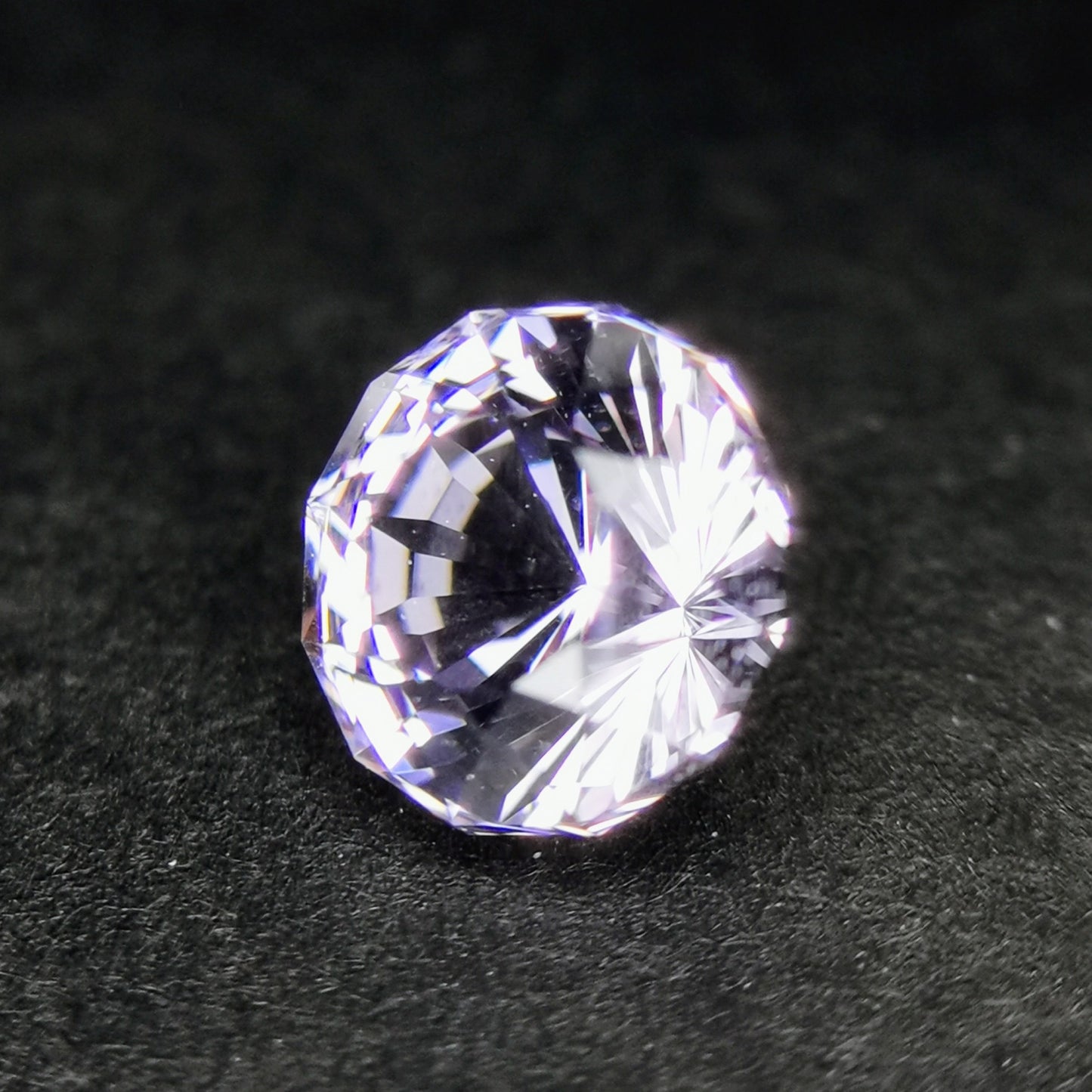 ナリカーカットの横顔も美しい、雰囲気のライトバイオレット / ビルマ産スピネル 0.579ct