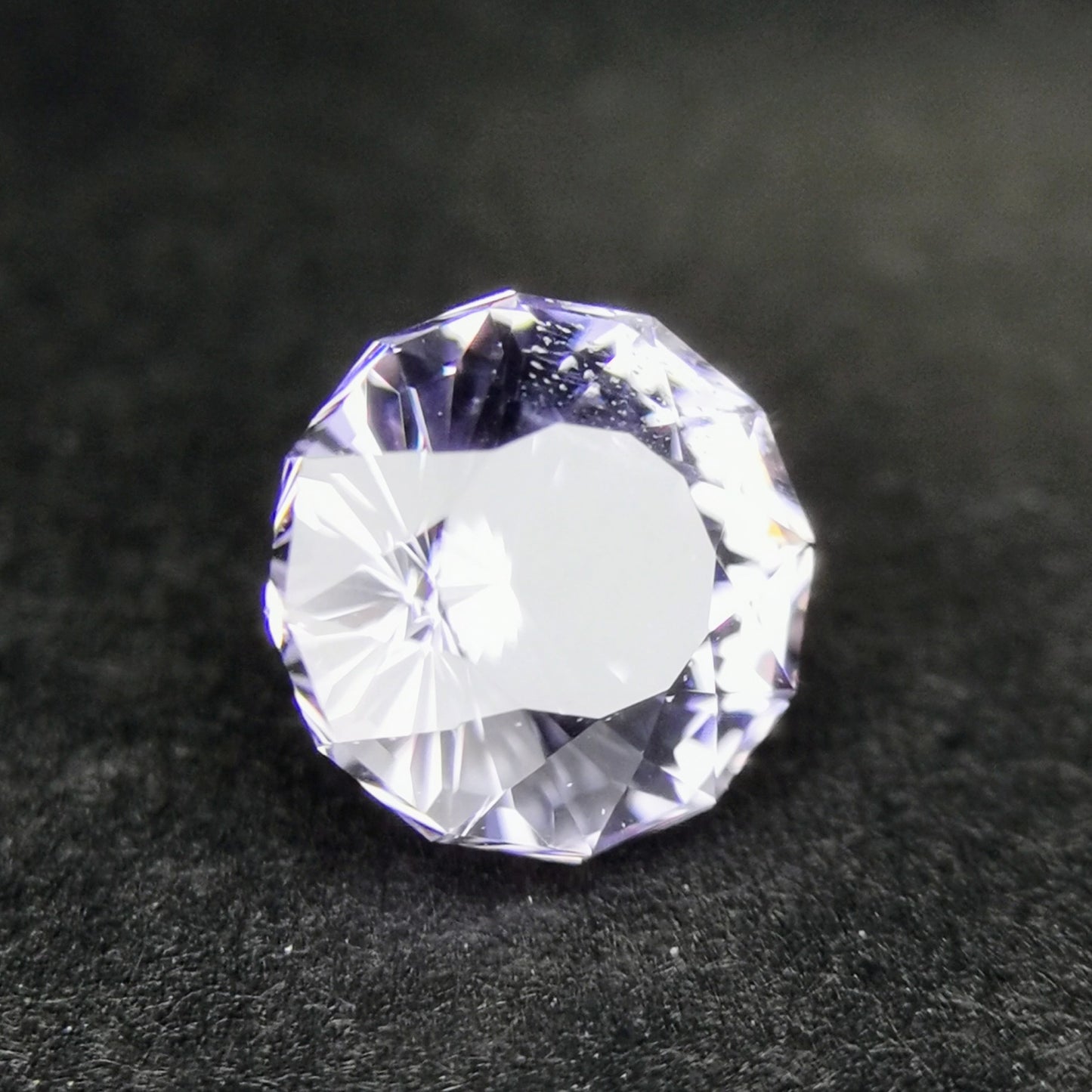 ナリカーカットの横顔も美しい、雰囲気のライトバイオレット / ビルマ産スピネル 0.579ct