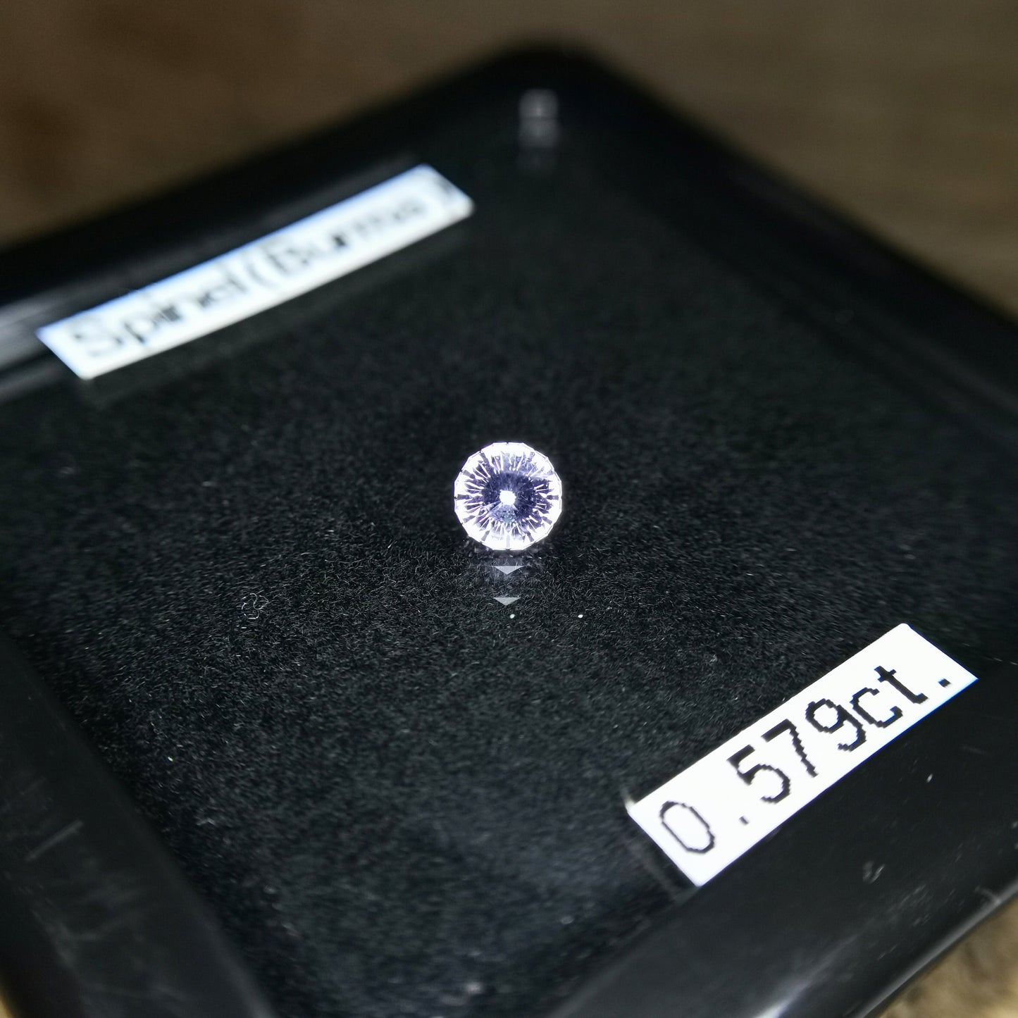 ナリカーカットの横顔も美しい、雰囲気のライトバイオレット / ビルマ産スピネル 0.579ct