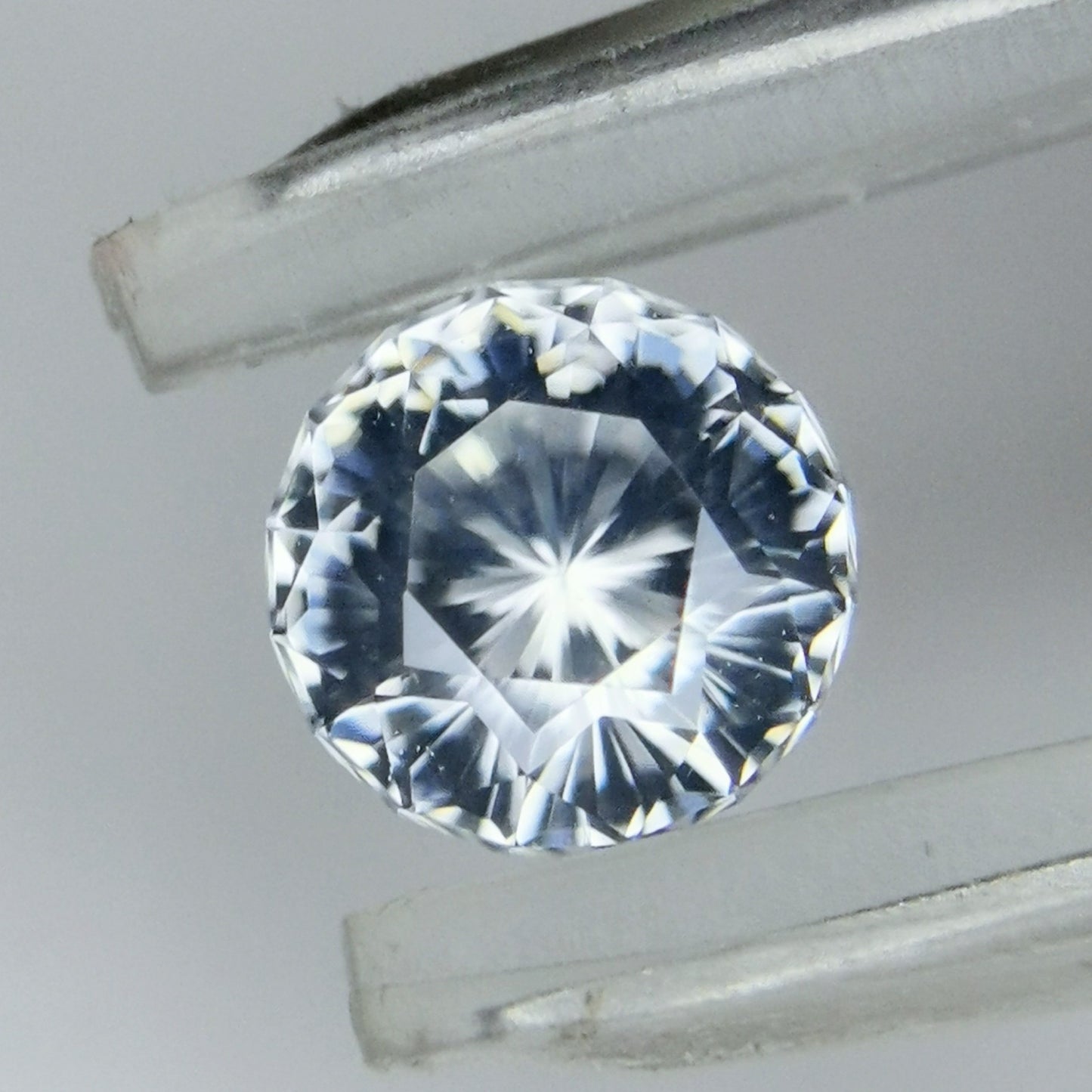 【お客さま専用】シルキーさが可愛い、横顔は透明度高い風信子石💎 / カラーレスジルコン 0.97ct