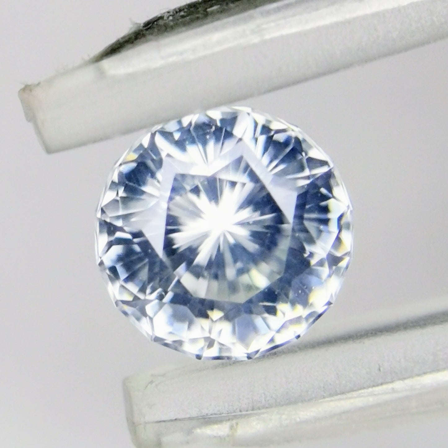 【お客さま専用】シルキーさが可愛い、横顔は透明度高い風信子石💎 / カラーレスジルコン 0.97ct