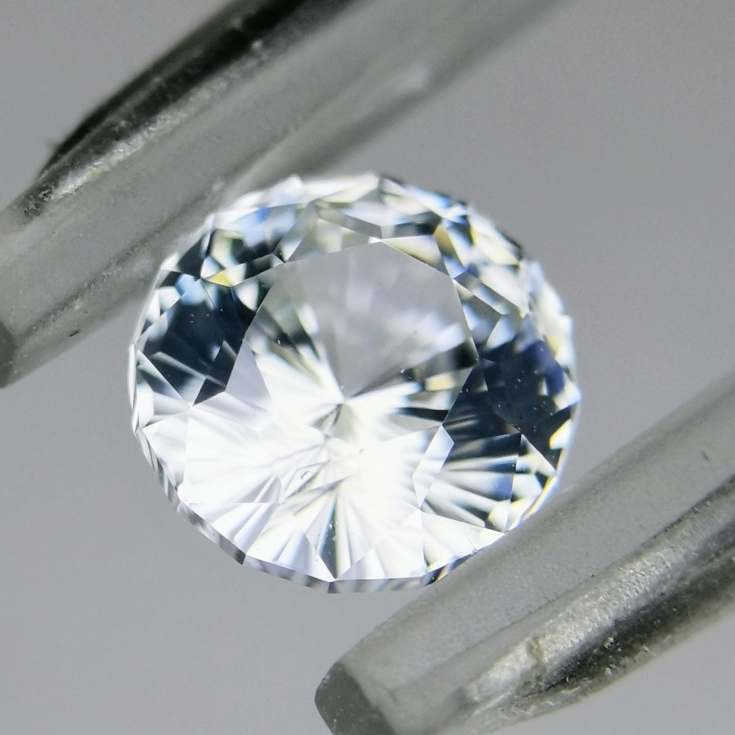 【お客さま専用】シルキーさが可愛い、横顔は透明度高い風信子石💎 / カラーレスジルコン 0.97ct