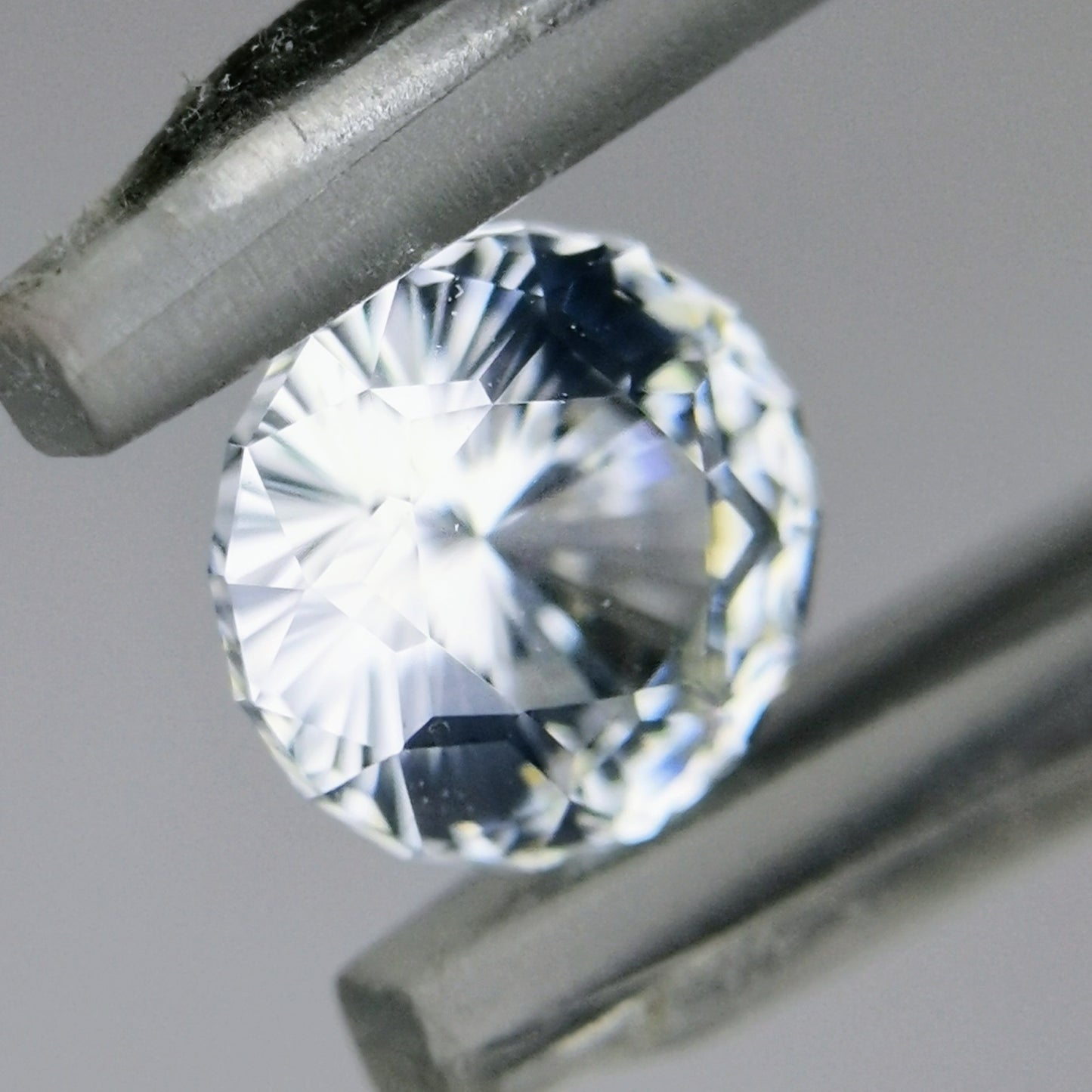 【お客さま専用】シルキーさが可愛い、横顔は透明度高い風信子石💎 / カラーレスジルコン 0.97ct