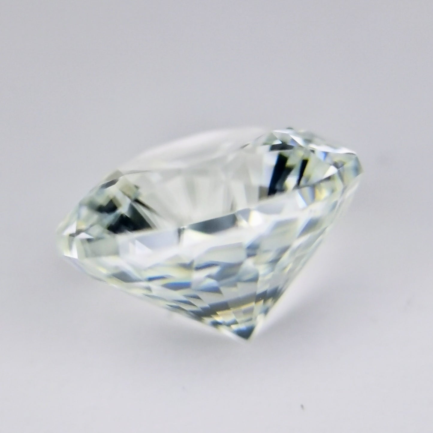 【お客さま専用】シルキーさが可愛い、横顔は透明度高い風信子石💎 / カラーレスジルコン 0.97ct