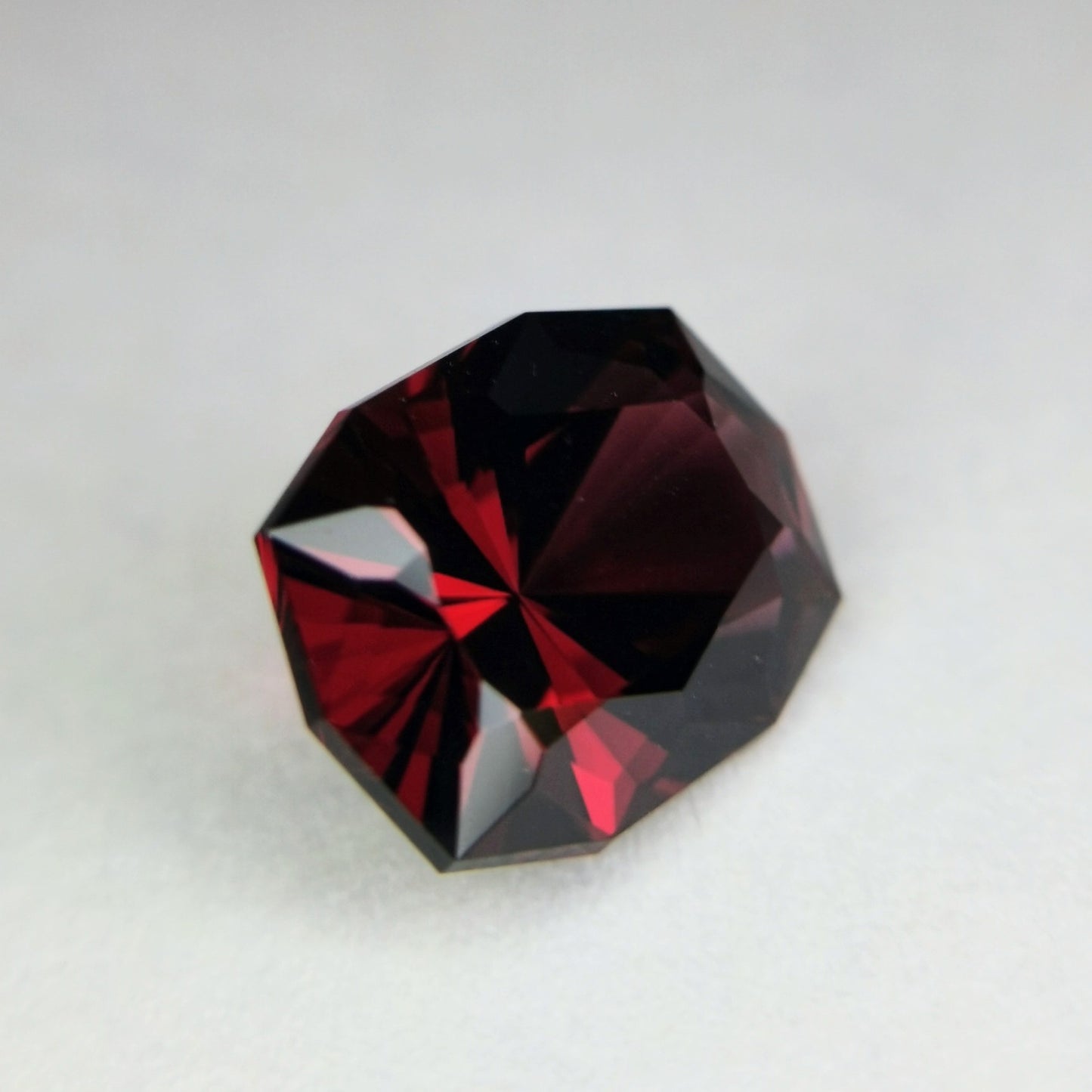 お手本の様な赤。格好良いカットが施された柘榴石 / アルマンディンガーネット 2.812ct
