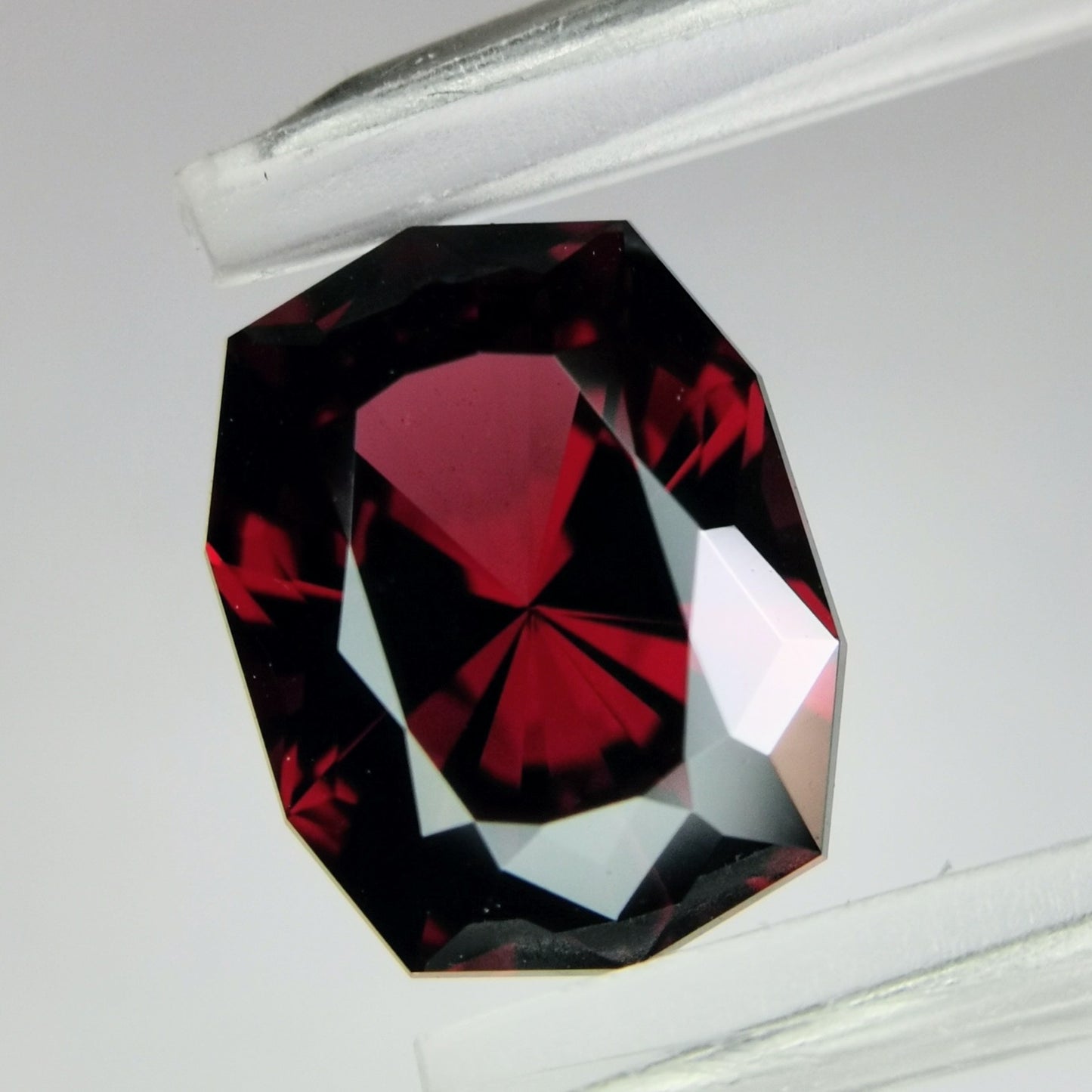 お手本の様な赤。格好良いカットが施された柘榴石 / アルマンディンガーネット 2.812ct