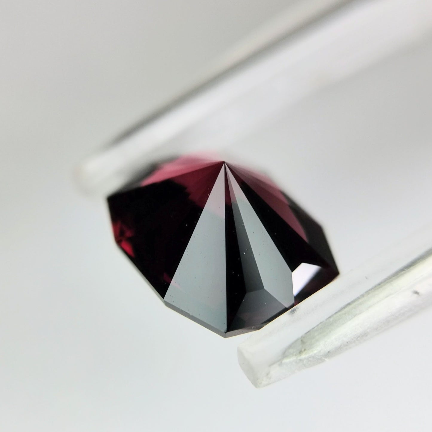 お手本の様な赤。格好良いカットが施された柘榴石 / アルマンディンガーネット 2.812ct