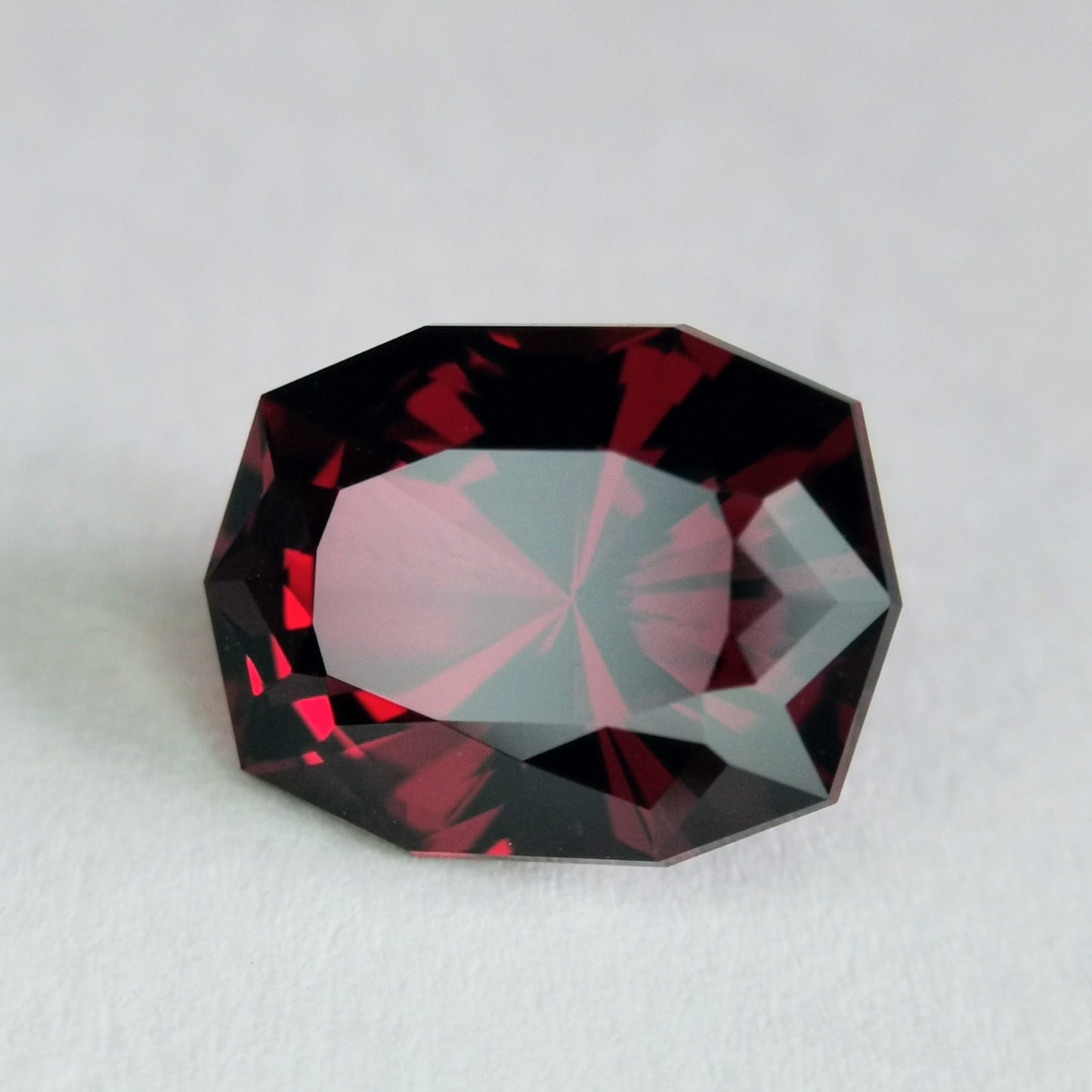 お手本の様な赤。格好良いカットが施された柘榴石 / アルマンディンガーネット 2.812ct