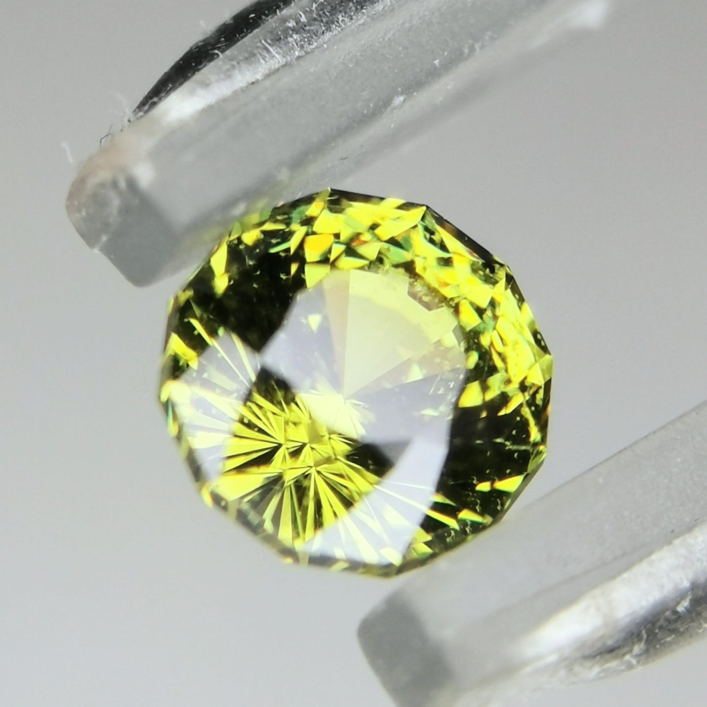鋭いギラギラの輝きのナリカーカット / アンドラダイトガーネット 0.451ct