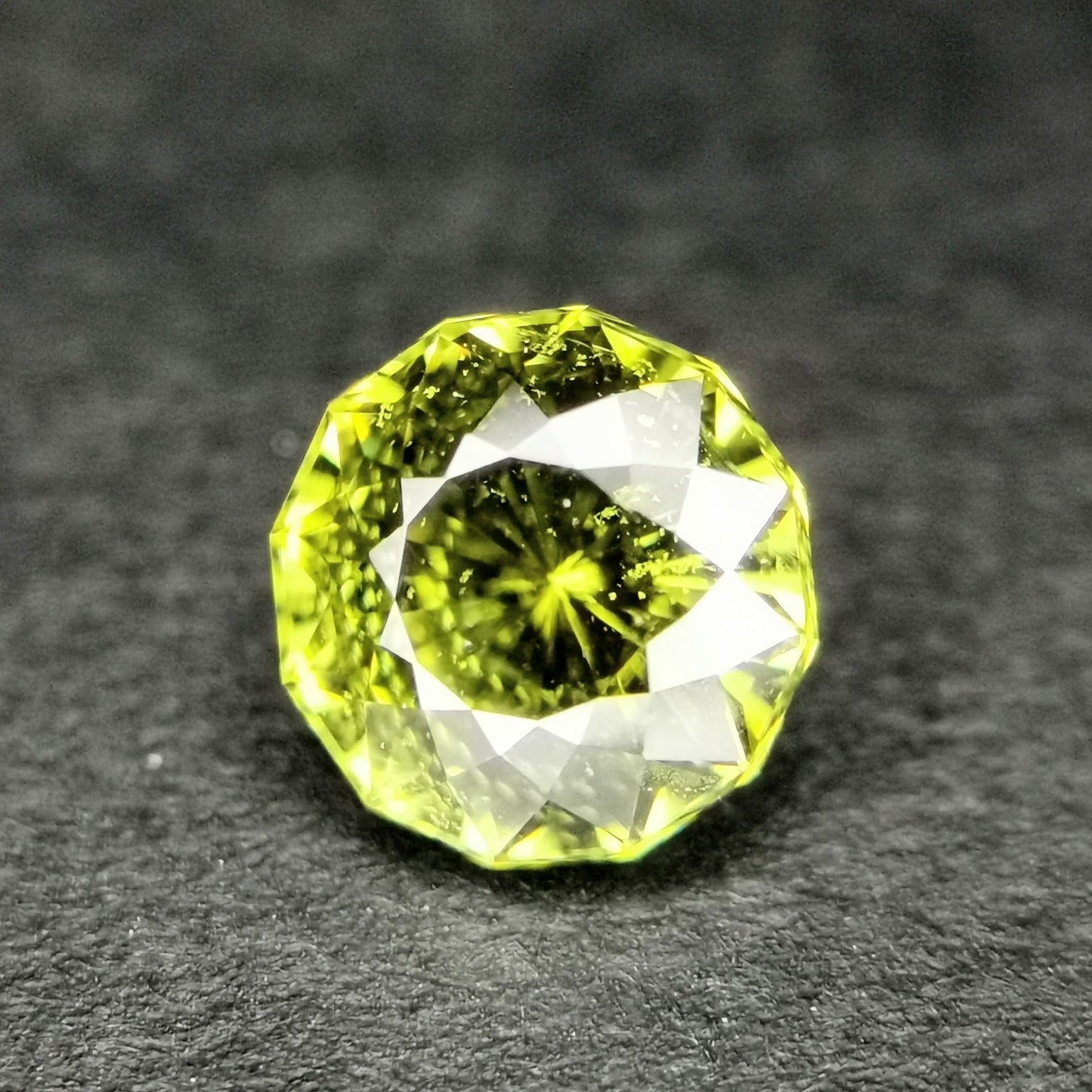 鋭いギラギラの輝きのナリカーカット / アンドラダイトガーネット 0.451ct