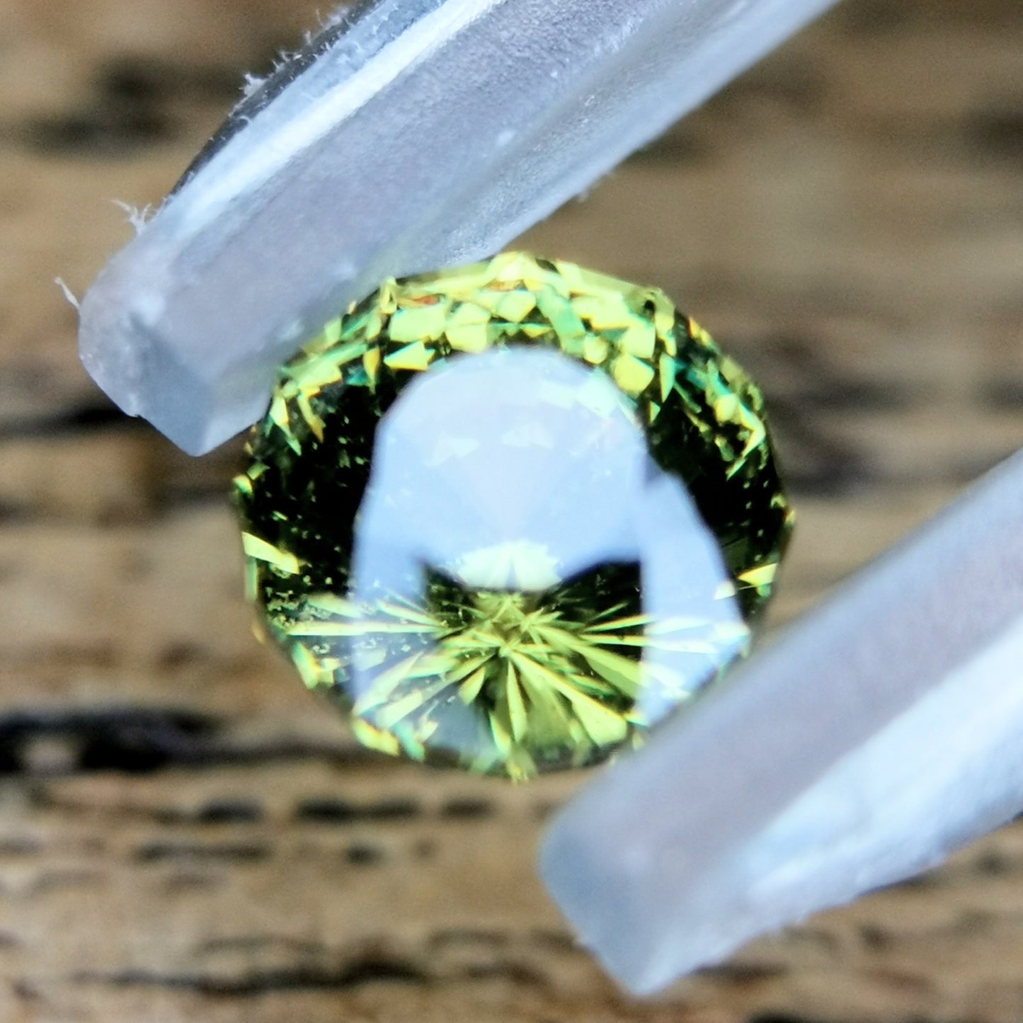 鋭いギラギラの輝きのナリカーカット / アンドラダイトガーネット 0.451ct