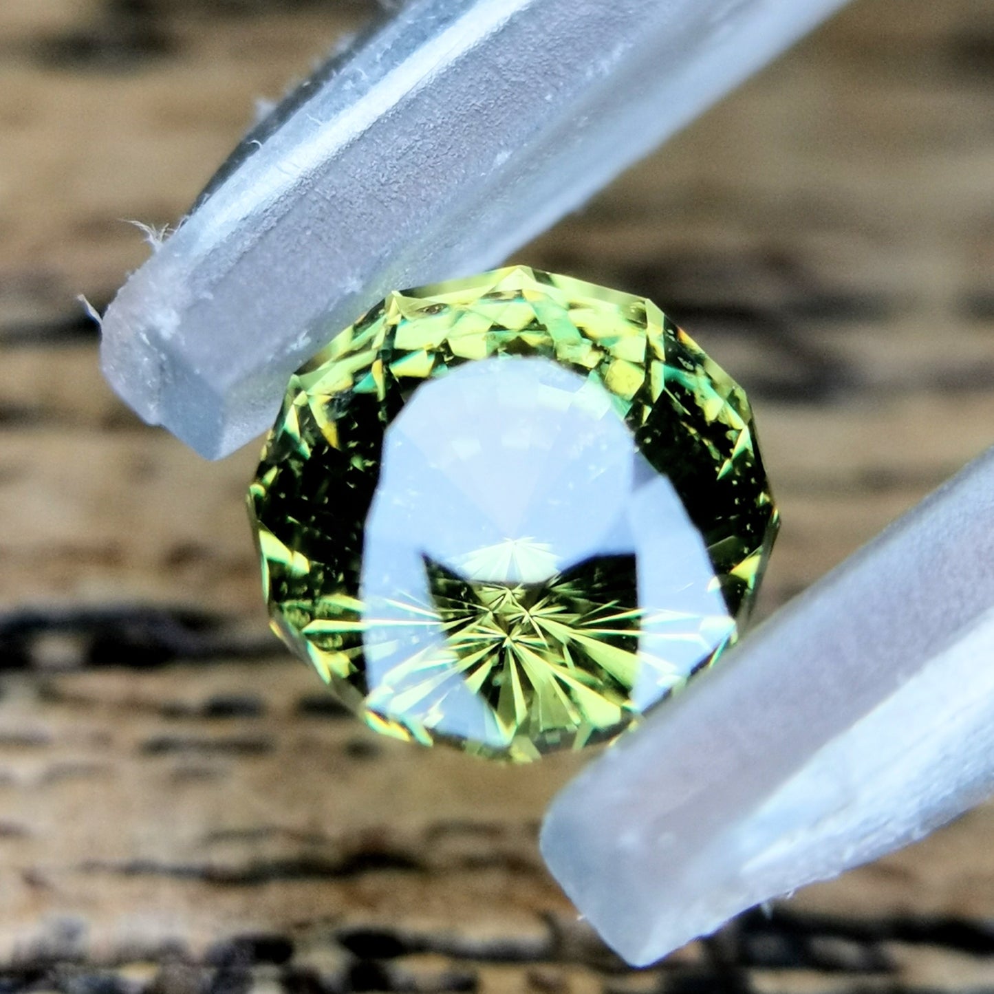 鋭いギラギラの輝きのナリカーカット / アンドラダイトガーネット 0.451ct