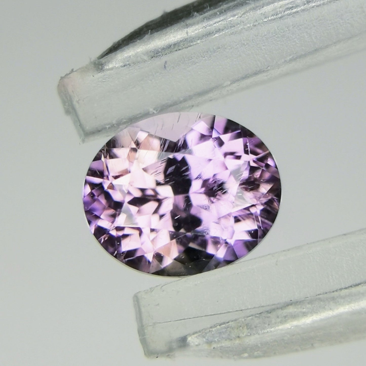 綺麗なパープルを噛んだピンクの非加熱ピンクゾイサイト 0.292ct
