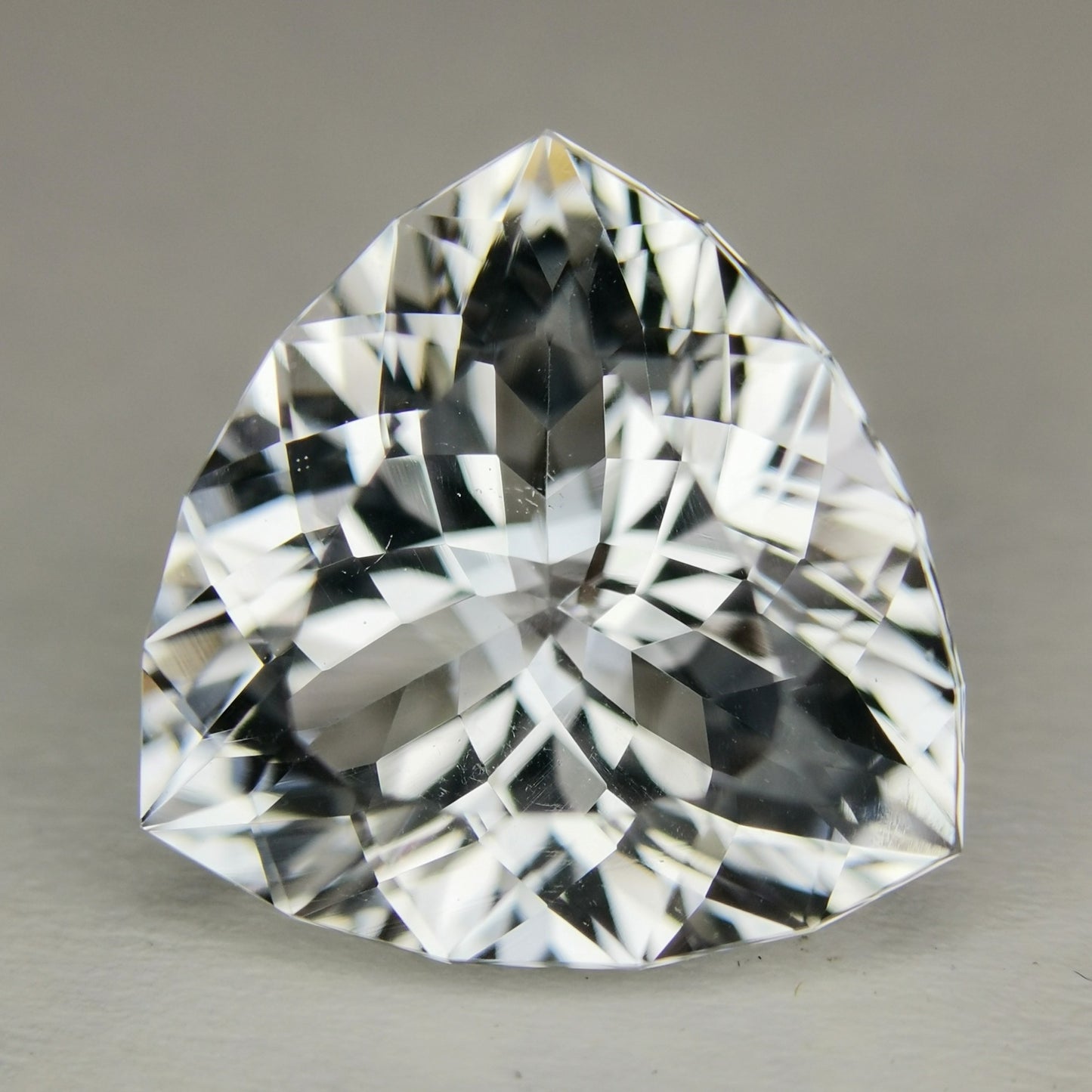 透明度が高く非常に綺麗なトリリアント ダンビュライト 4.955ct