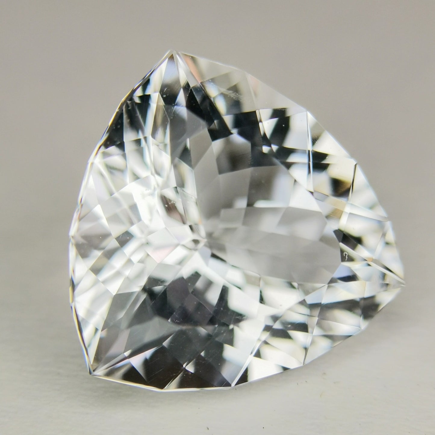 透明度が高く非常に綺麗なトリリアント ダンビュライト 4.955ct