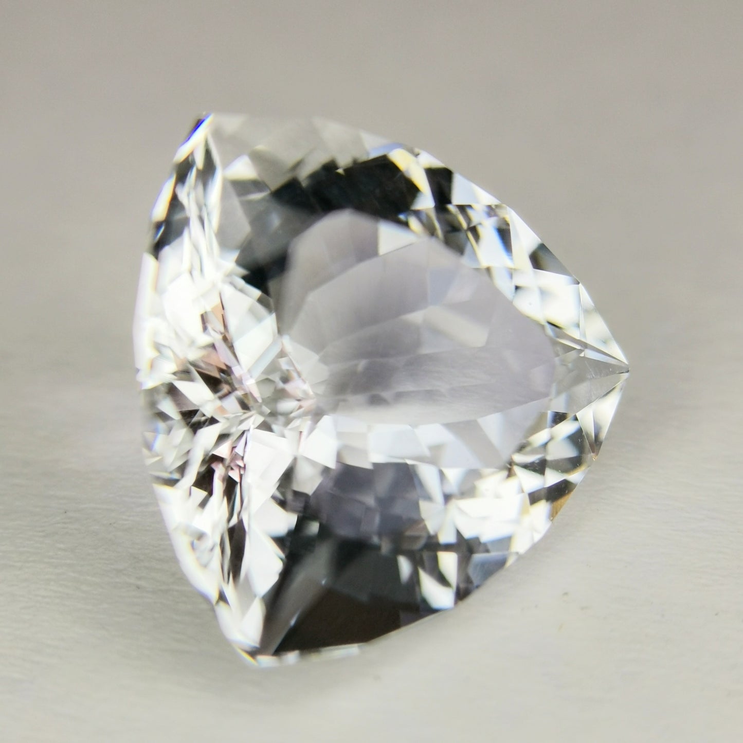 透明度が高く非常に綺麗なトリリアント ダンビュライト 4.955ct