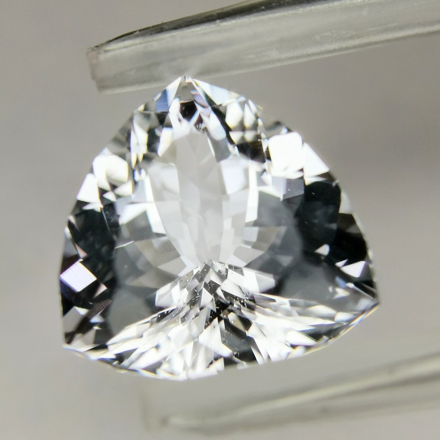 透明度が高く非常に綺麗なトリリアント ダンビュライト 4.955ct