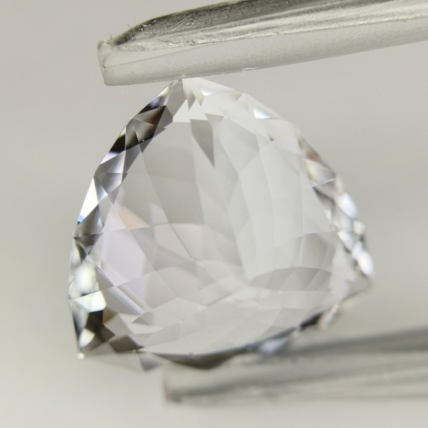 透明度が高く非常に綺麗なトリリアント ダンビュライト 4.955ct